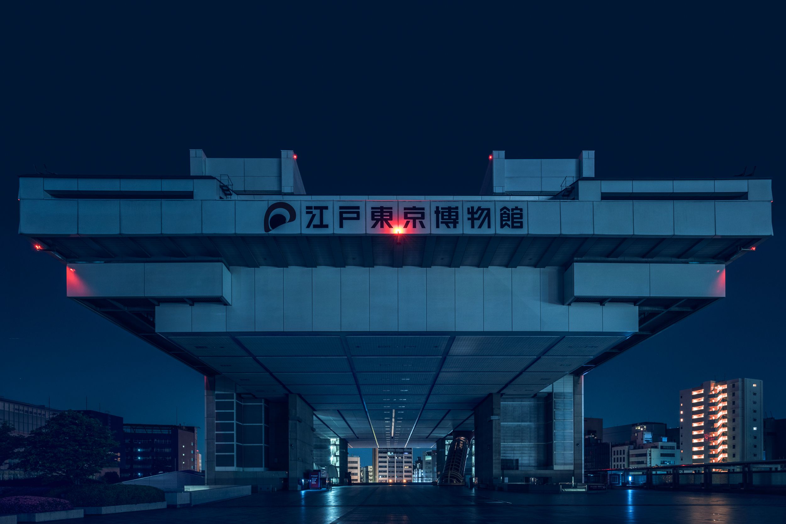 Edificio futuristico Tokyo notturno, 2500x1667 alta risoluzione, Laptop