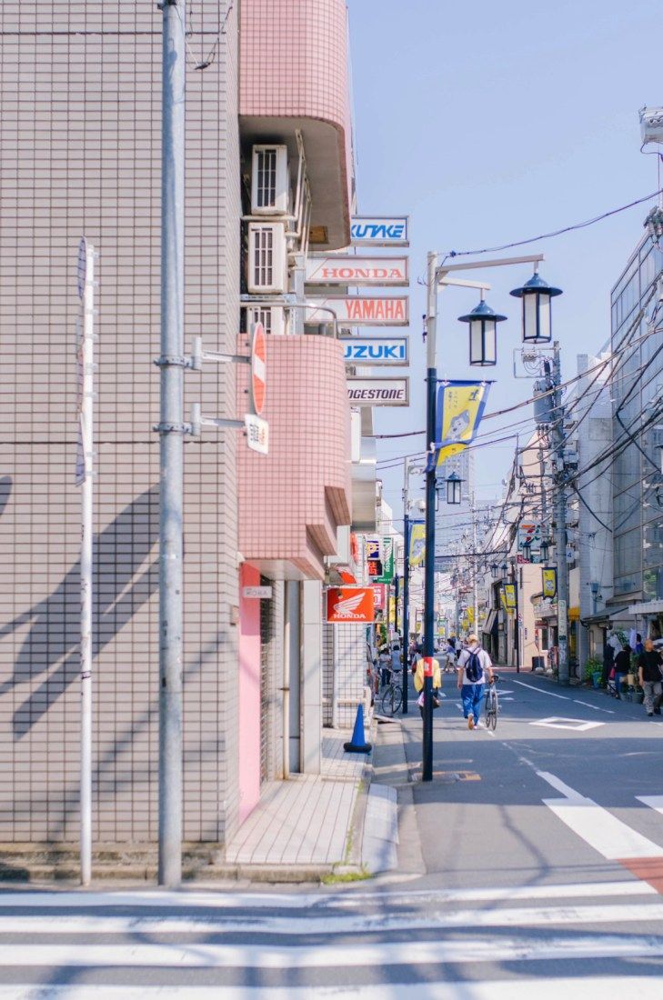 Strada di Tokyo, edificio rosa, 729x1100 Full HD Verticale, Smartphone