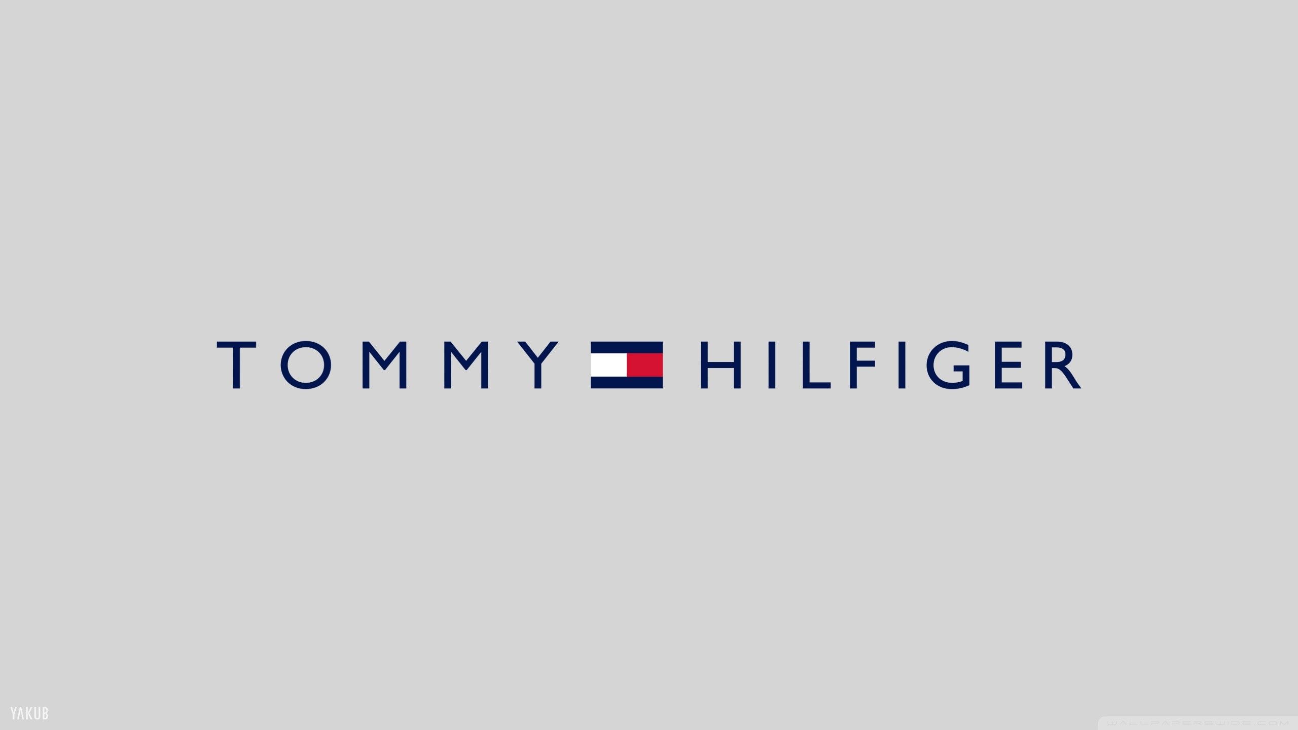 Logo Tommy Hilfiger su tessuto rosa, 1000x1000 HD, Desktop