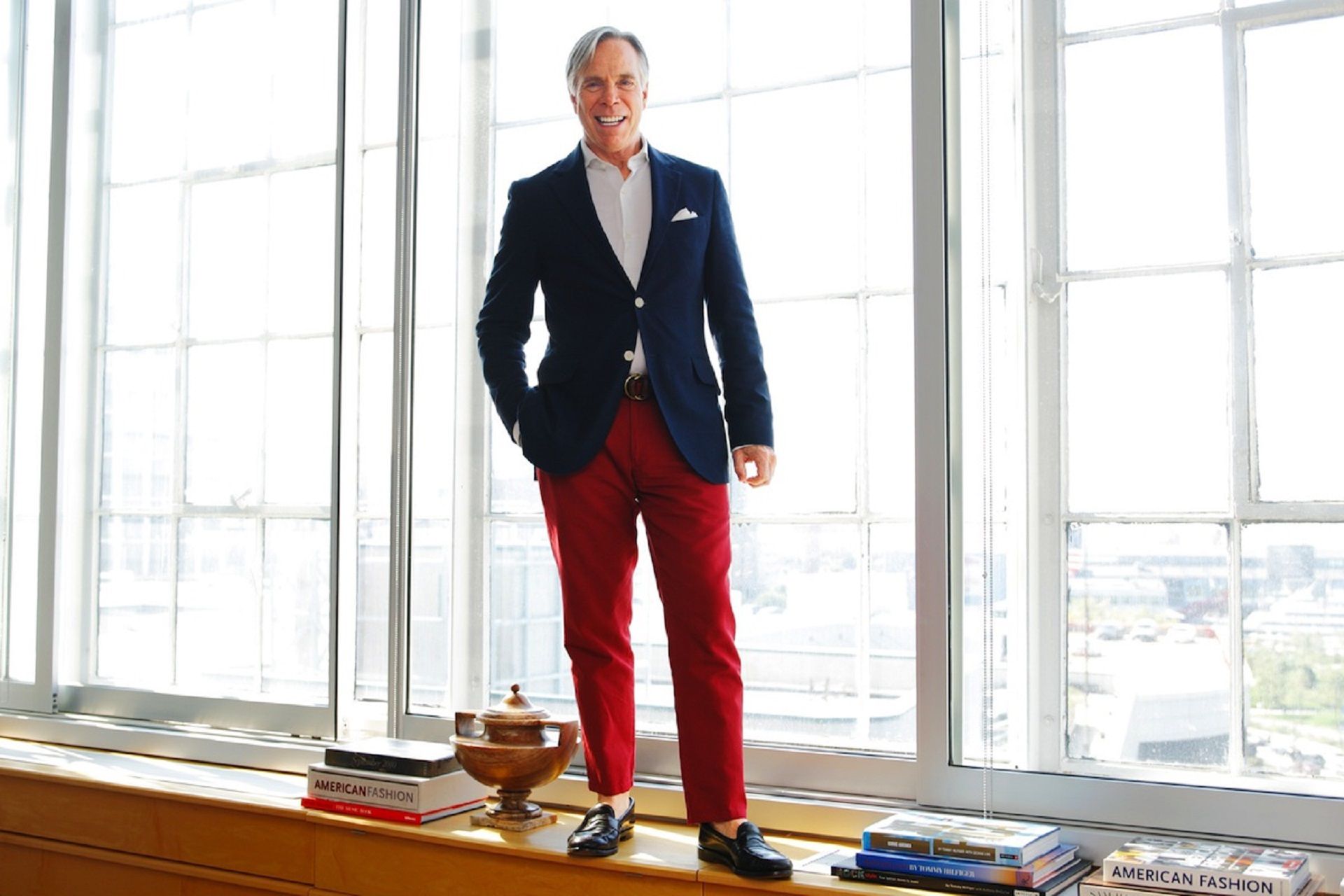 Tommy Hilfiger vicino finestra, 1920x1280 Full HD+, PC Desktop