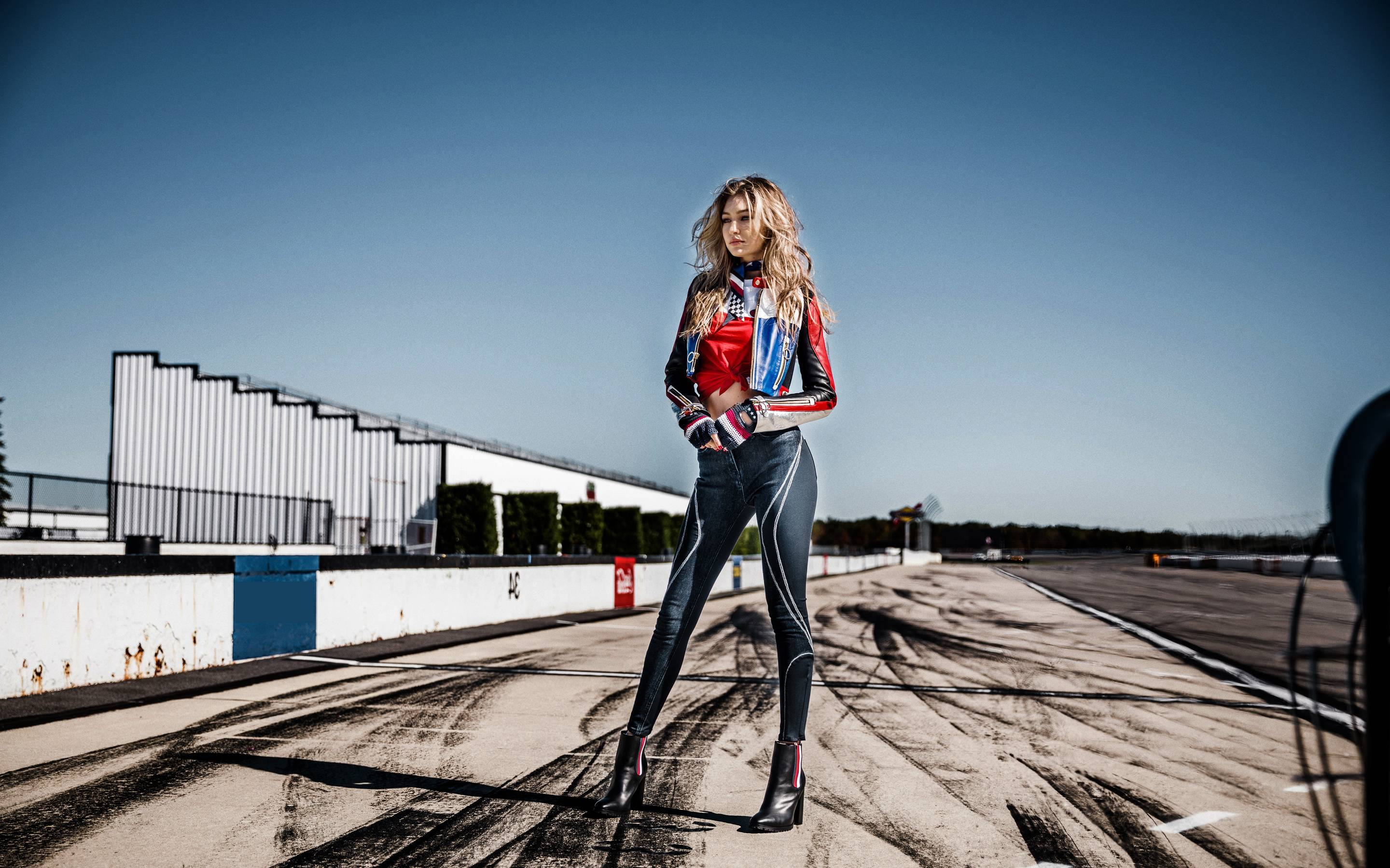 Modella Tommy Hilfiger su pista, 2880x1800 2K, Desktop