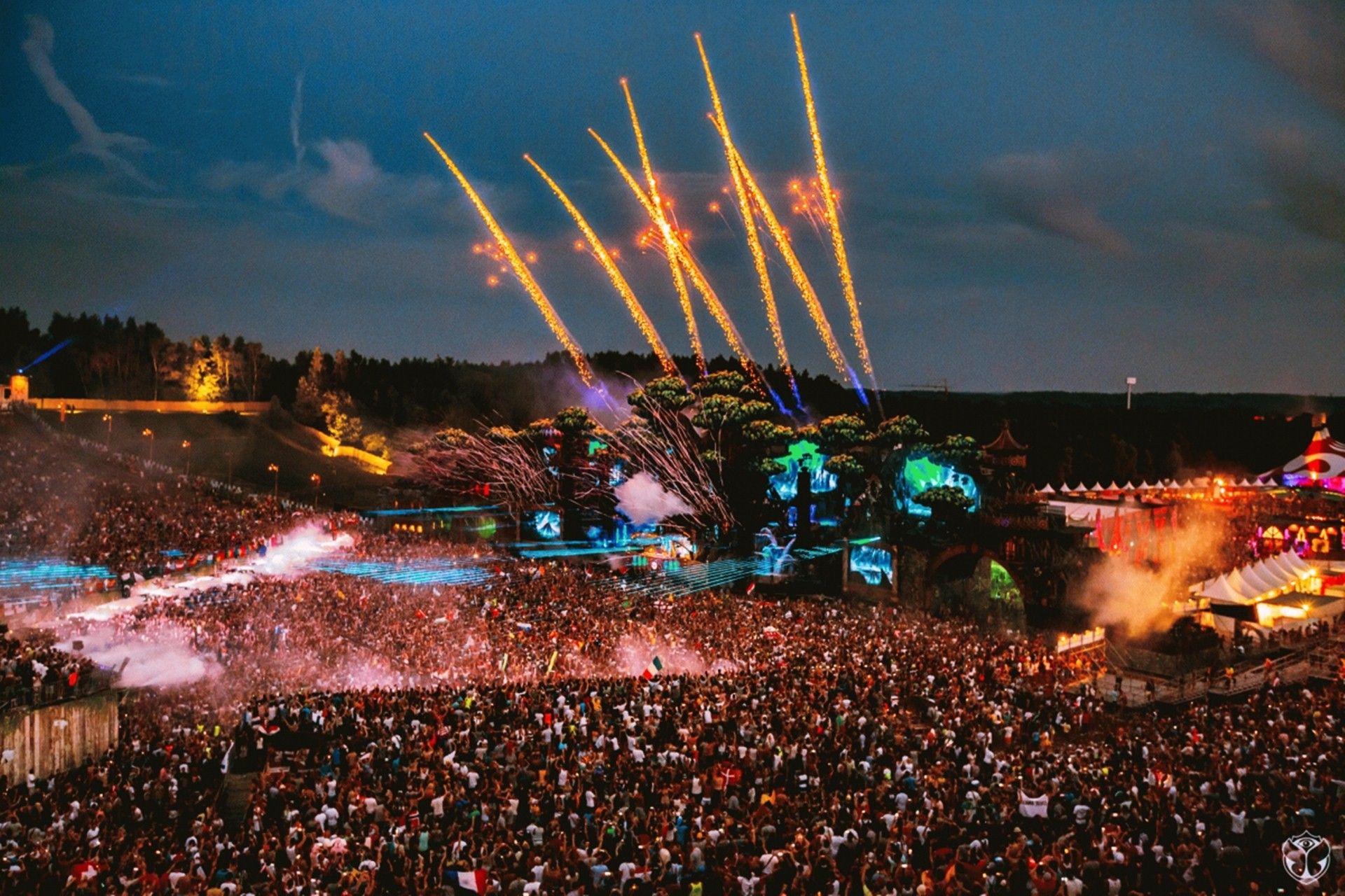 Festival Tomorrowland con fuochi artificio, 1920x1280 WUXGA, Desktop