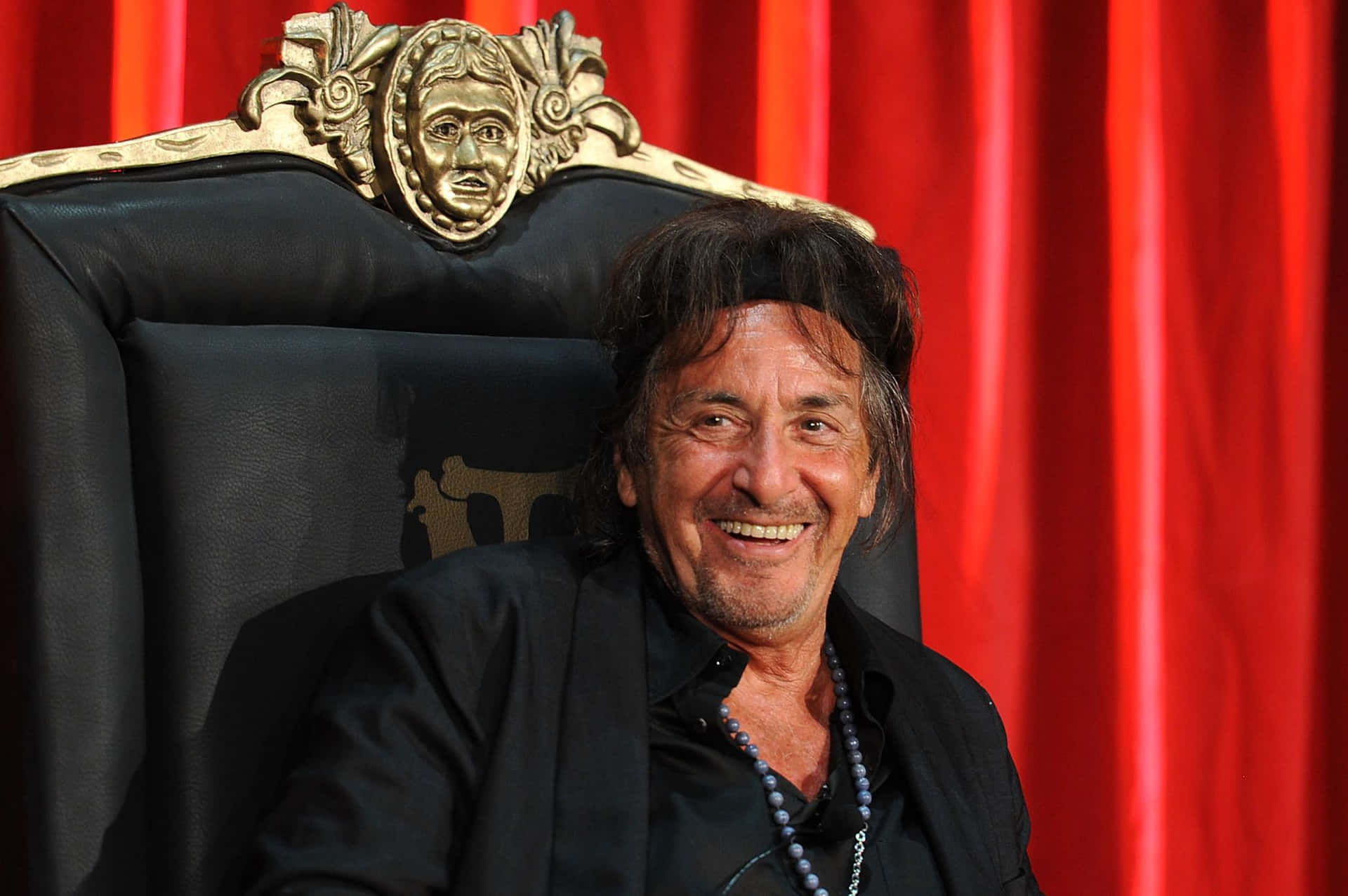 Al Pacino sorridente in trono, 1920x1277 Full HD+, Desktop