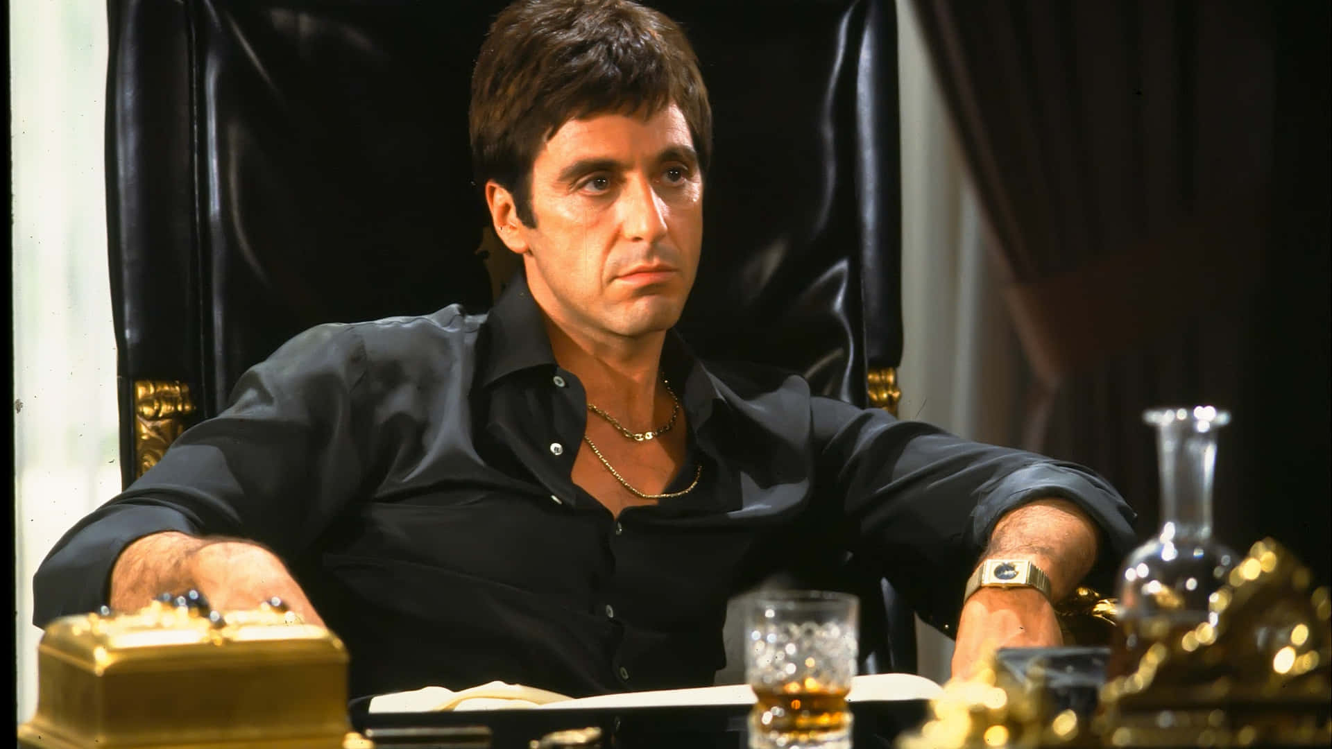 Tony Montana Scarface seduto, 1920x1080 Full HD, PC