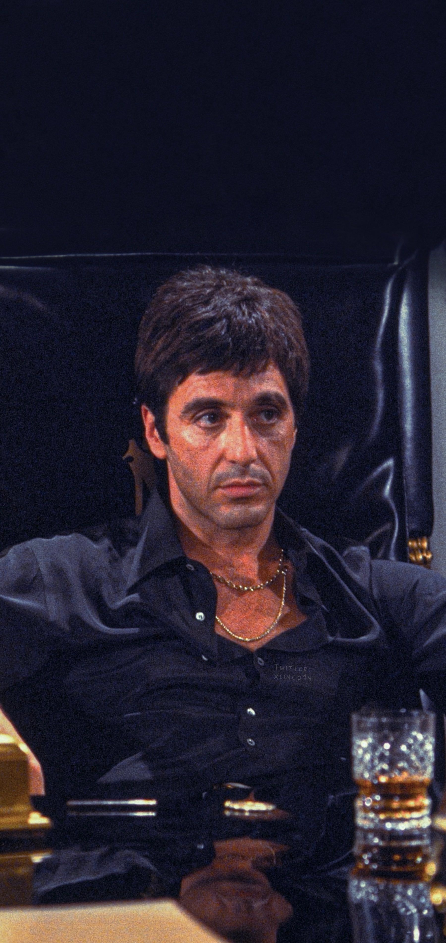 Tony Montana Scarface seduto, 1800x3801 Verticale, POCO