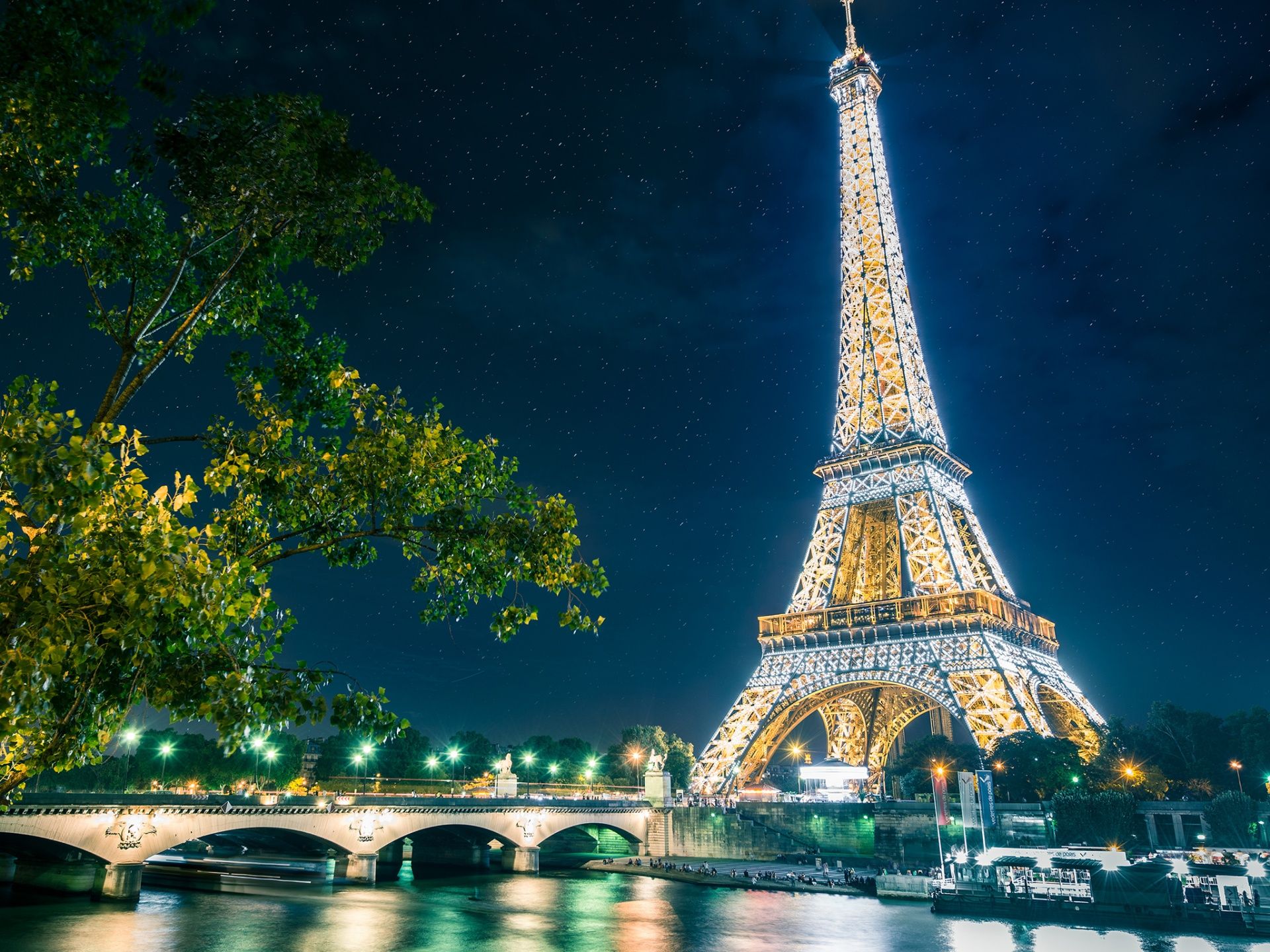 Torre Eiffel illuminata di notte, 1920x1440 WUXGA, PC Desktop