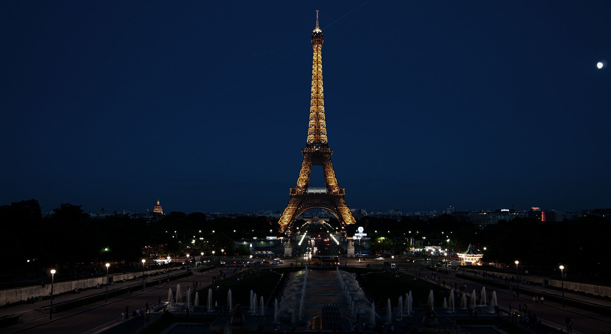 Torre Eiffel illuminata di notte, 2048x1120 alta risoluzione, Laptop