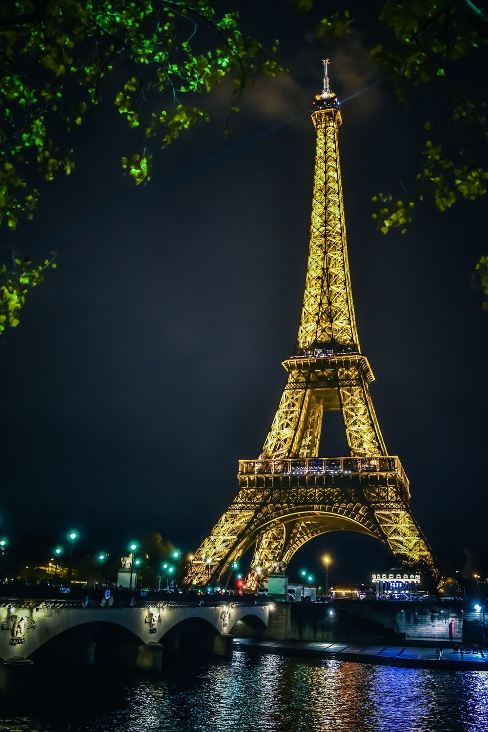 Torre Eiffel illuminata di notte, 1000x1500 Full HD Verticale, Smartphone