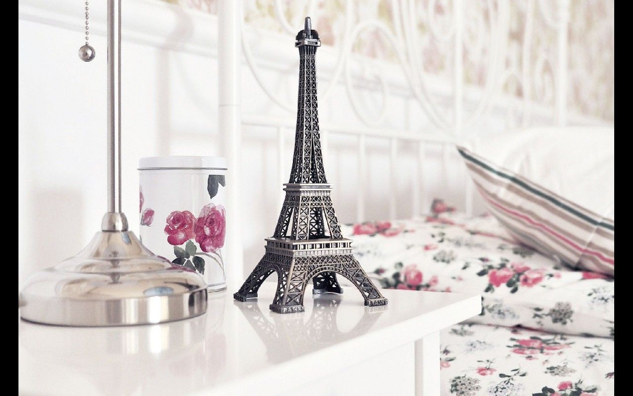 Statuetta Torre Eiffel su comodino, 1280x800 720p, PC