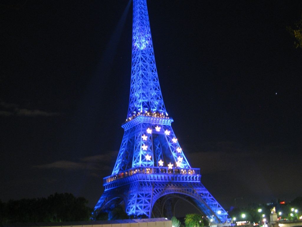 Torre Eiffel illuminata di blu, 1024x768 HD, Laptop