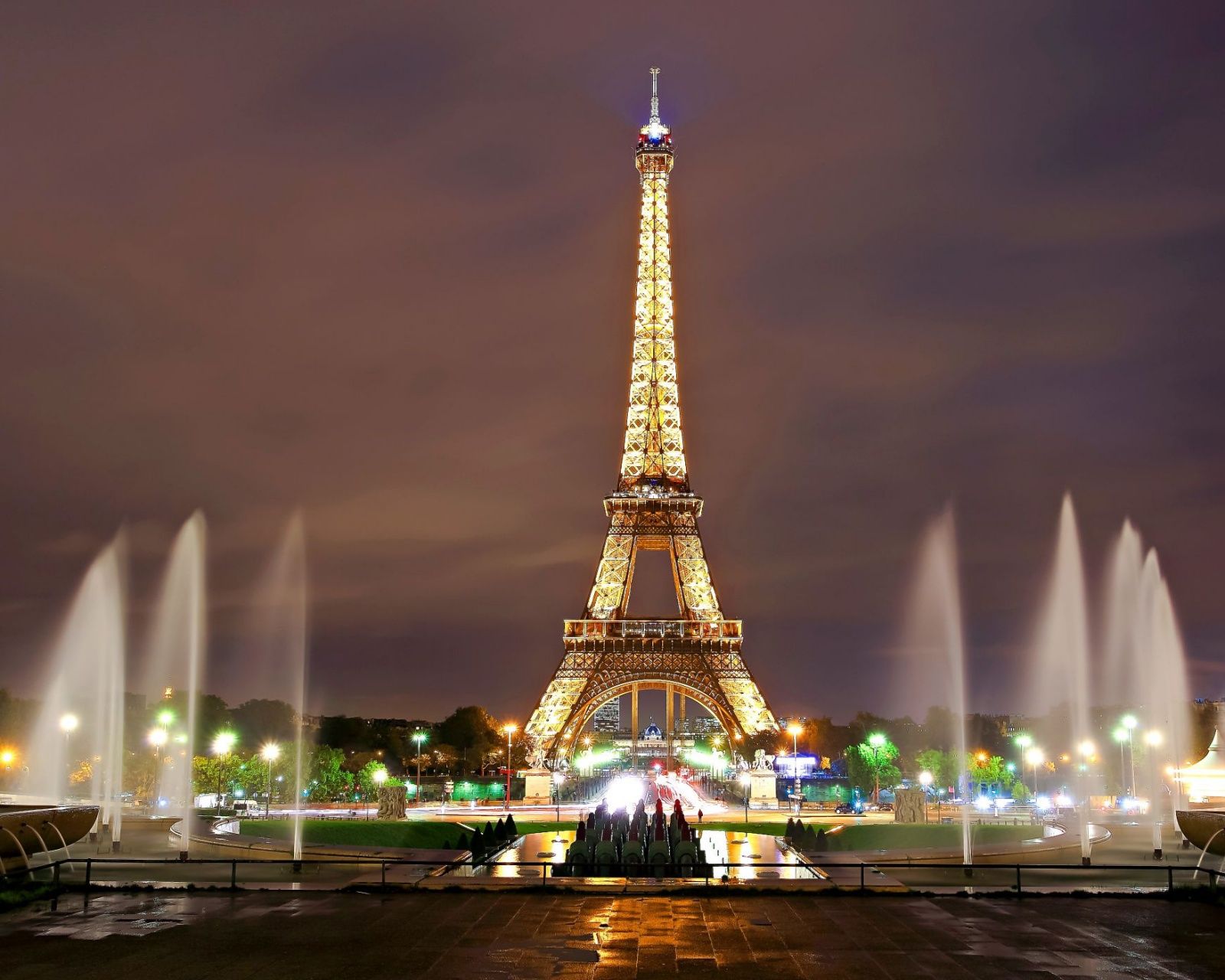 Torre Eiffel di notte illuminata, 1600x1280 HD, Desktop