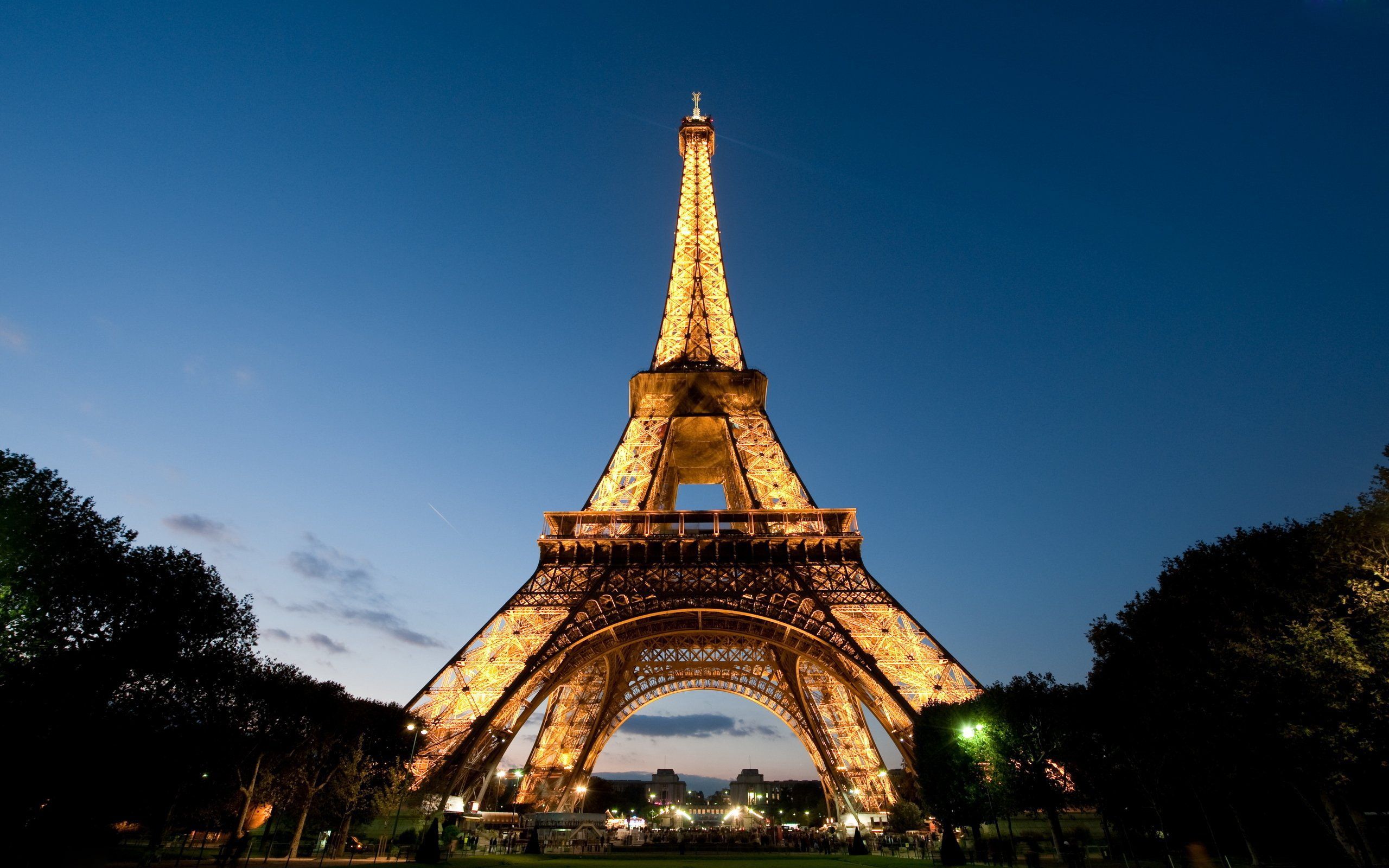 Torre Eiffel illuminata di sera, 2560x1600 2K, MacBook Pro