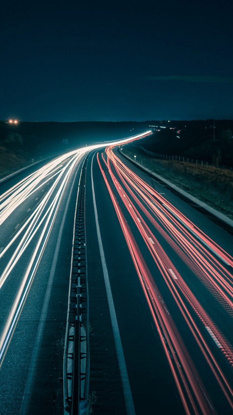 Autostrada notturna scie luminose traffico, 950x1689 Verticale, Telefono