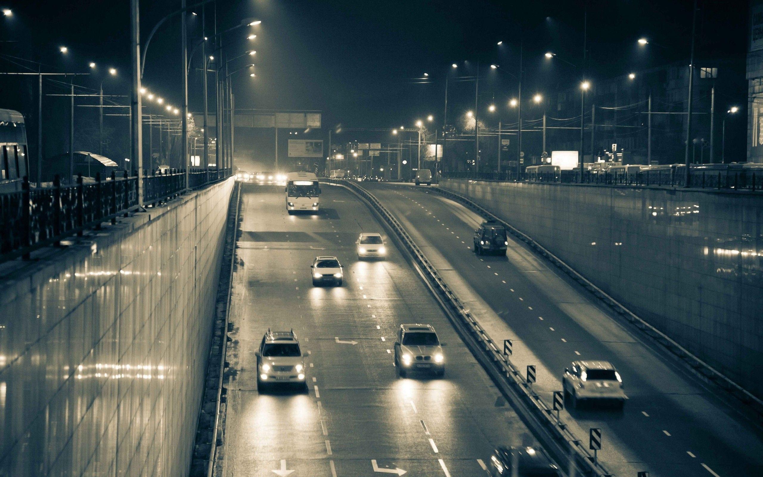 Autostrada urbana notturna con auto, 2560x1600 WQXGA, Desktop
