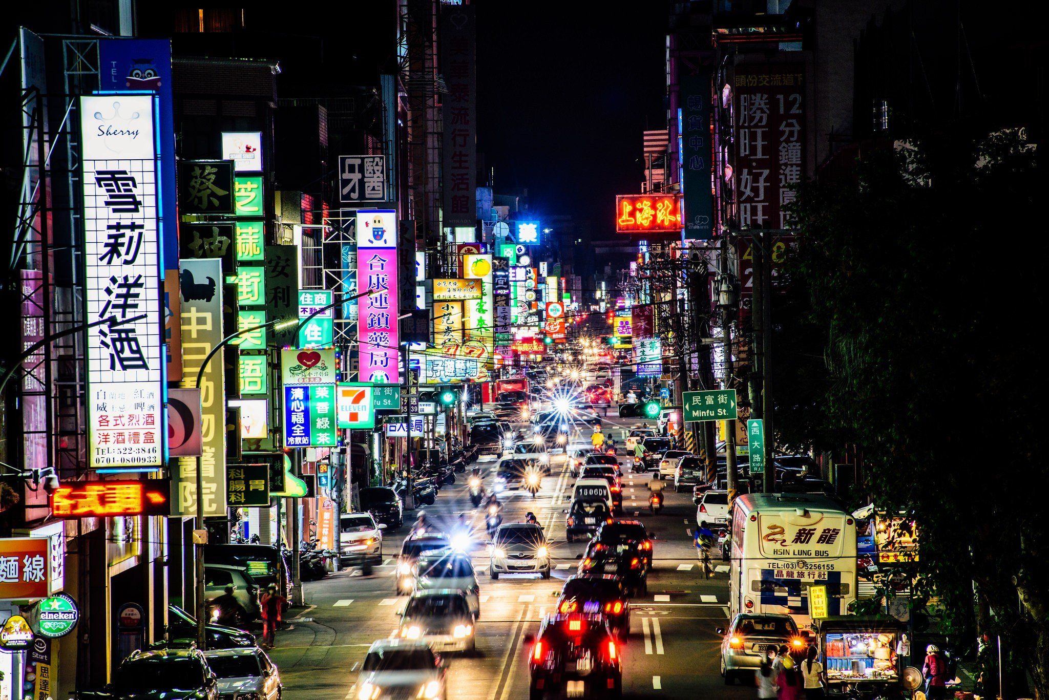 Strada urbana asiatica notturna con insegne, 2048x1367 alta risoluzione, Desktop
