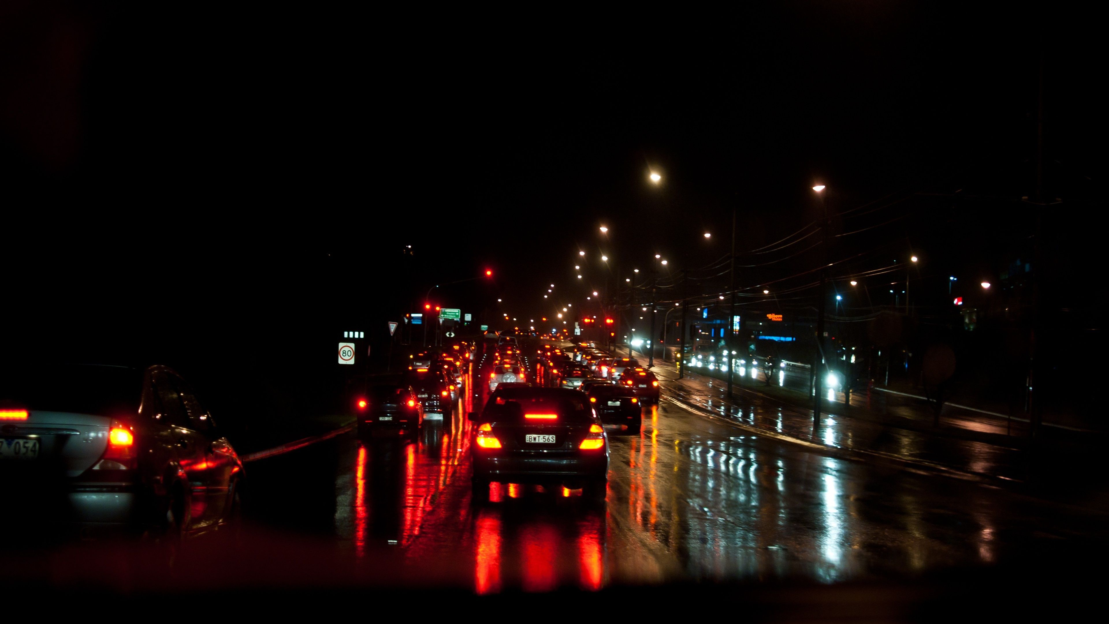 Traffico notturno strada bagnata città, 3840x2160 4K, Monitor 4K