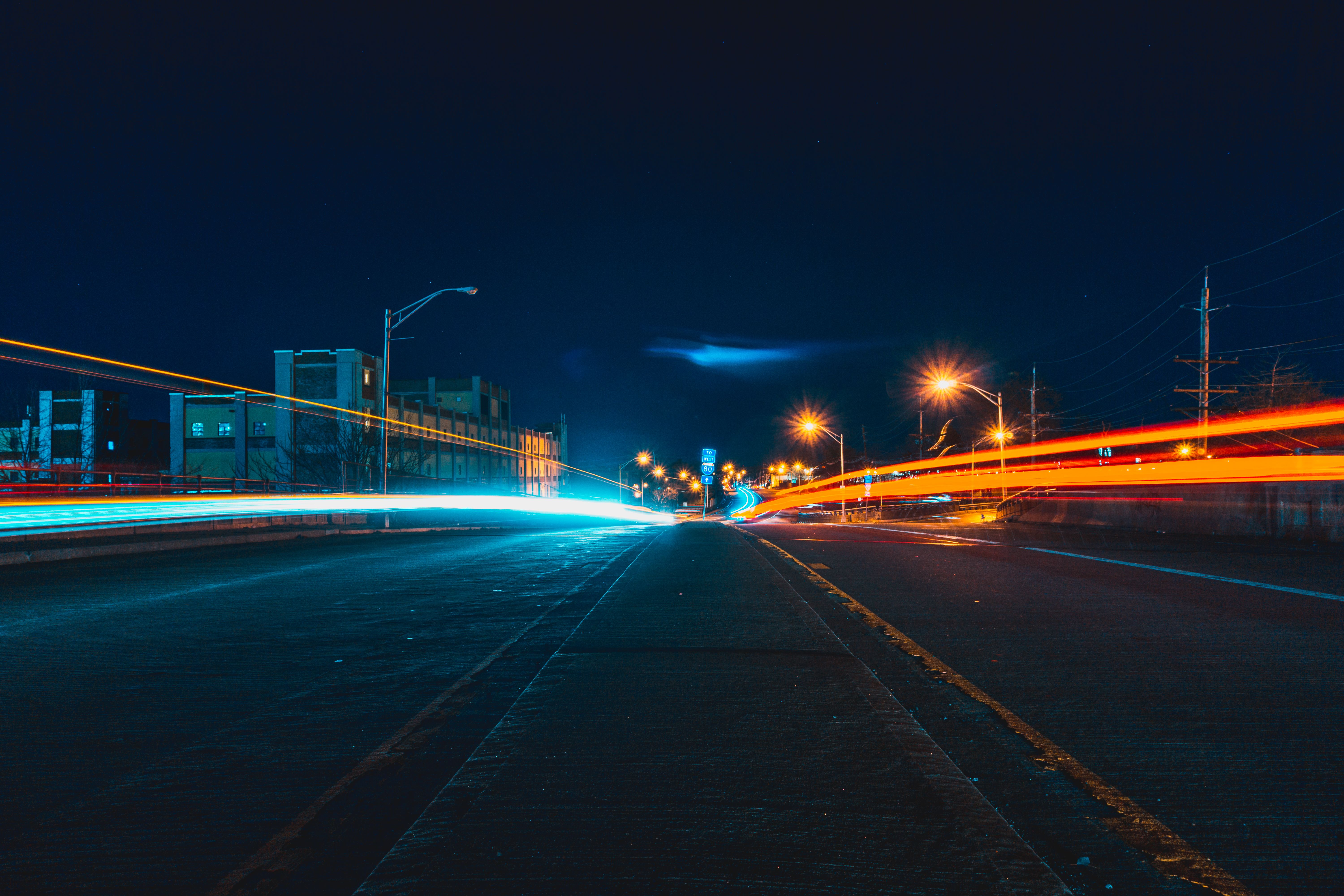 Strada notturna scia luci traffico, 6000x4000 Ultra HD, Monitor 4K