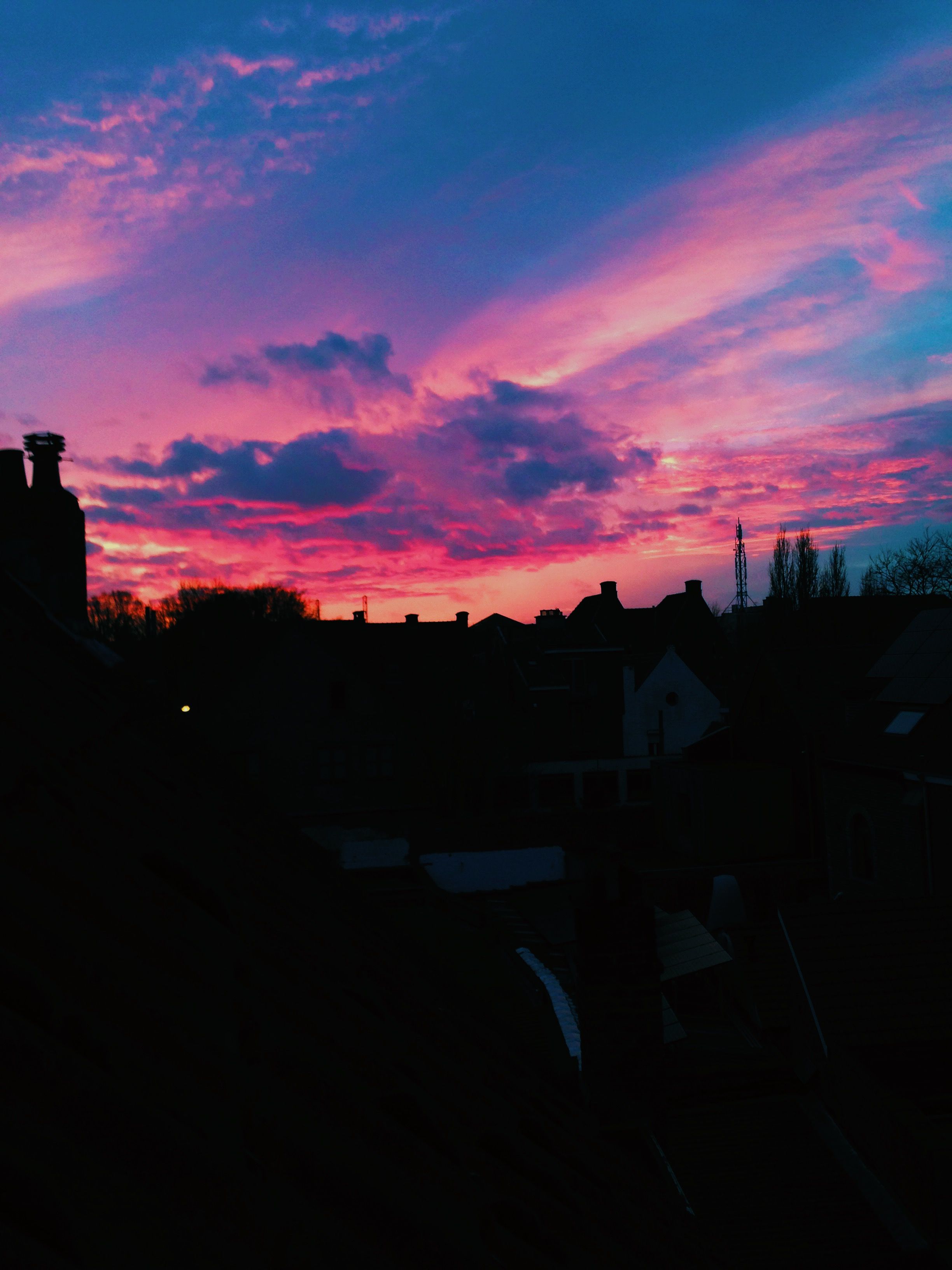 Tramonto rosa viola su tetti, 2448x3264 Verticale, Mobile