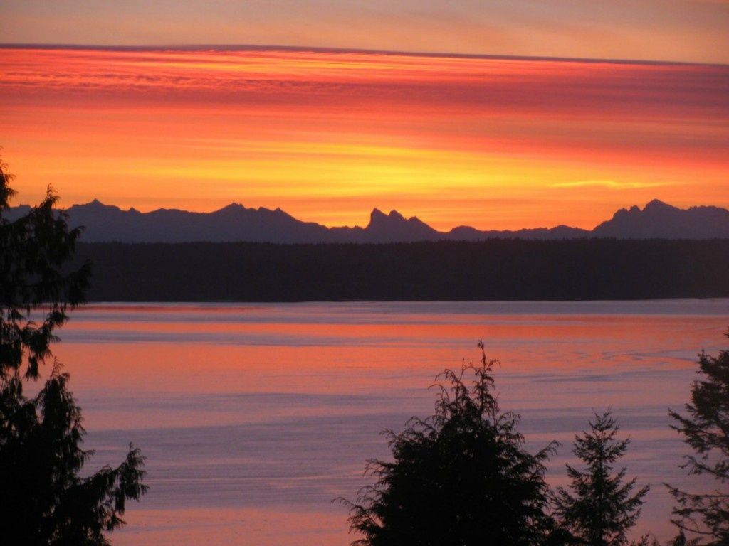 Tramonto arancione su montagne e lago, 1024x768 HD, Desktop