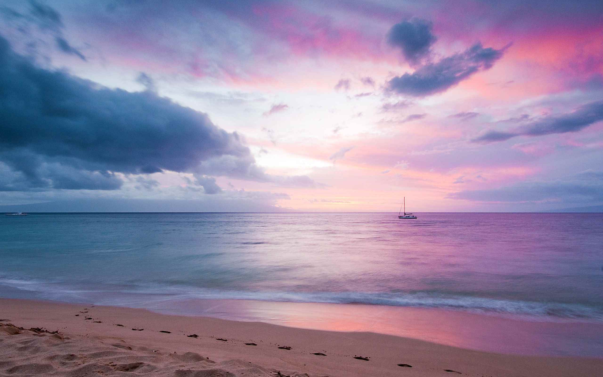 Spiaggia all'alba con barca a vela, 2560x1600 2K, PC