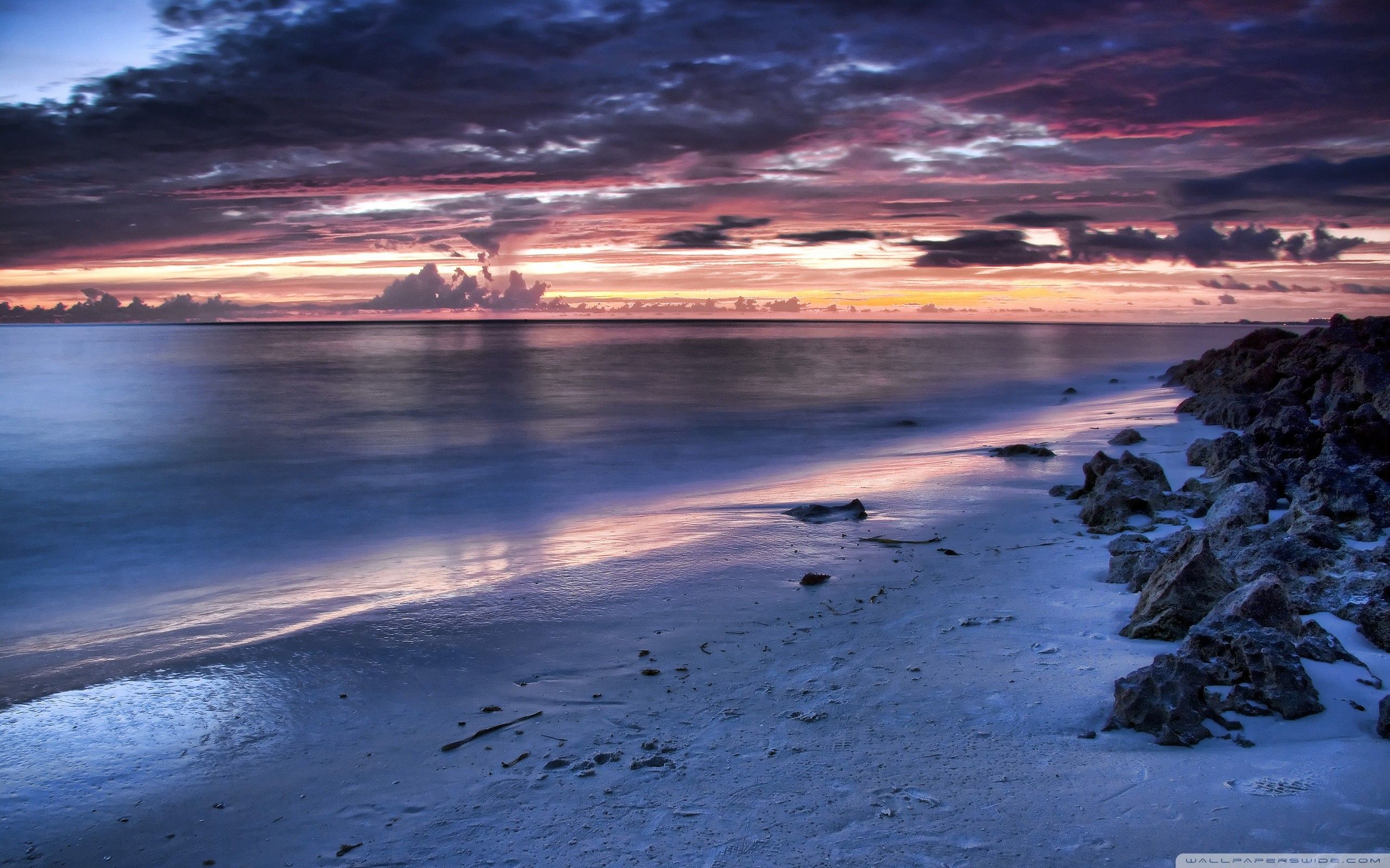 Tramonto su spiaggia con rocce, 2560x1600 2K+, Desktop