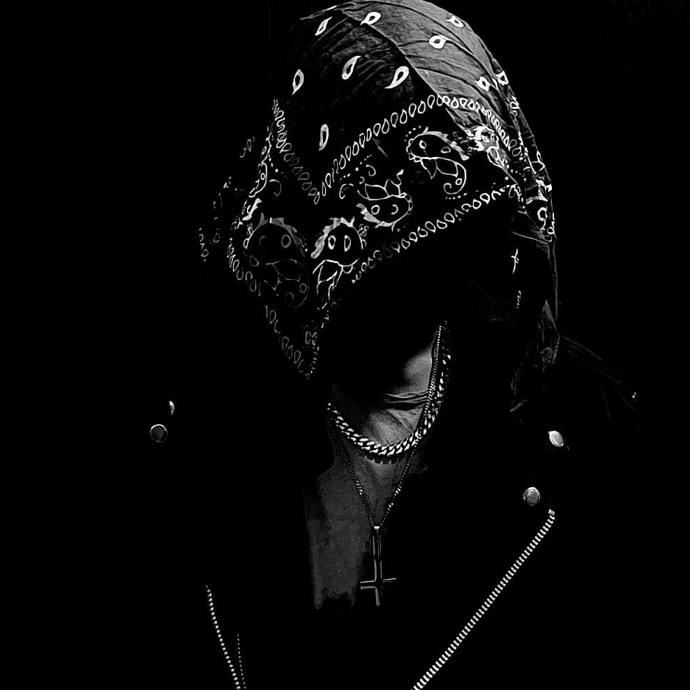 Figura incappucciata con bandana scura, 989x989 HD, Desktop