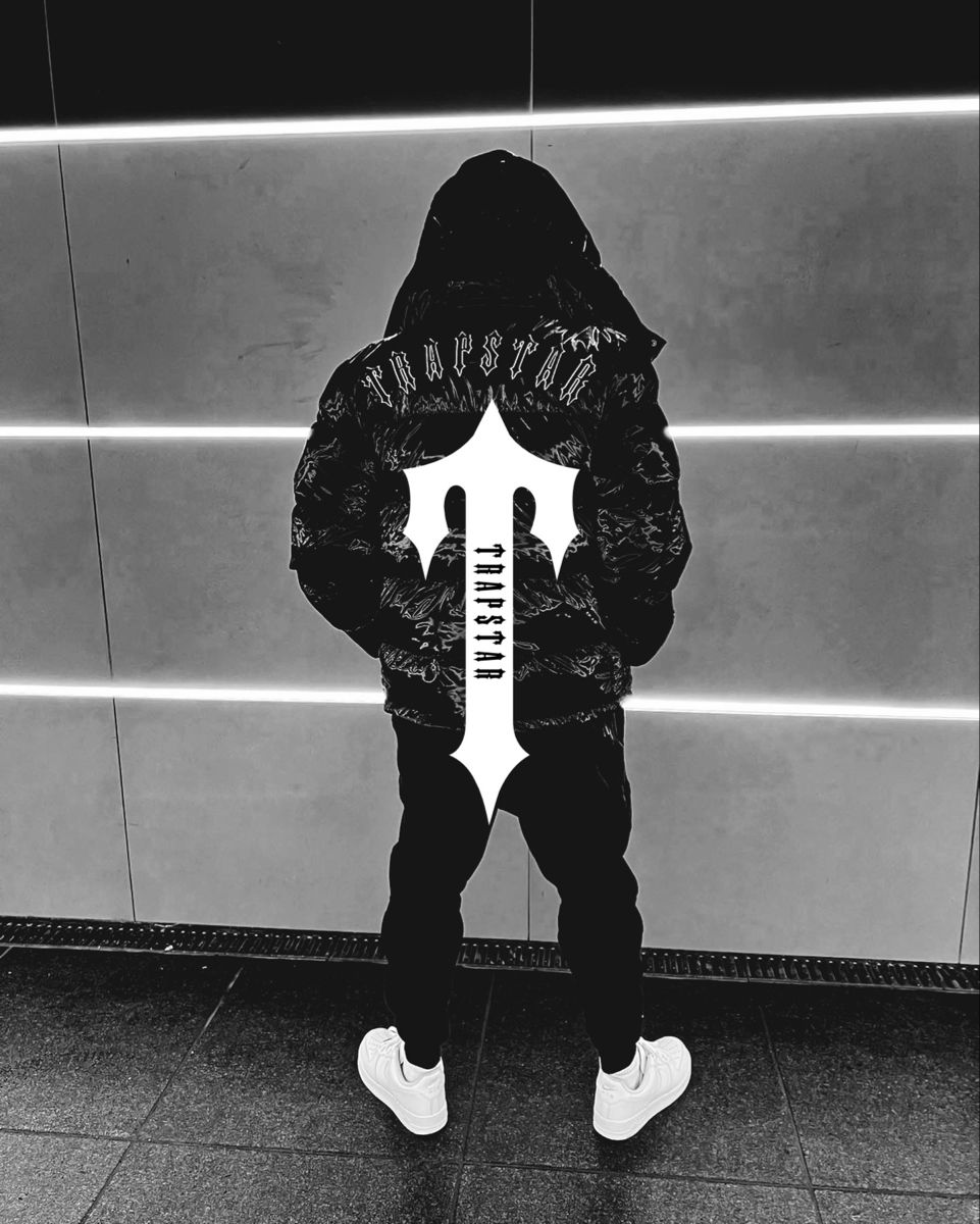 Uomo con felpa Trapstar bianco nero, 961x1200 Full HD Verticale, iPhone