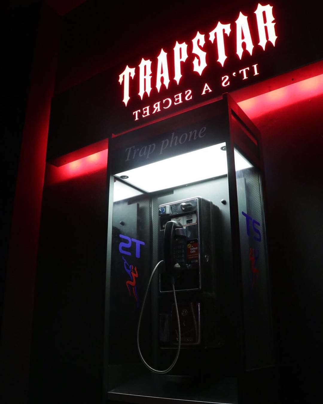 Cabina telefonica Trapstar, 1080x1350 Verticale, Mobile