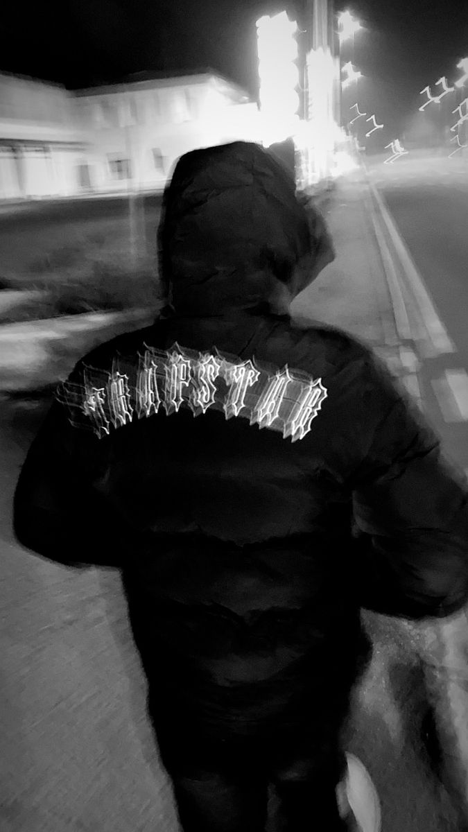 Uomo con felpa Trapstar notte, 675x1200 Full HD Verticale, Smartphone