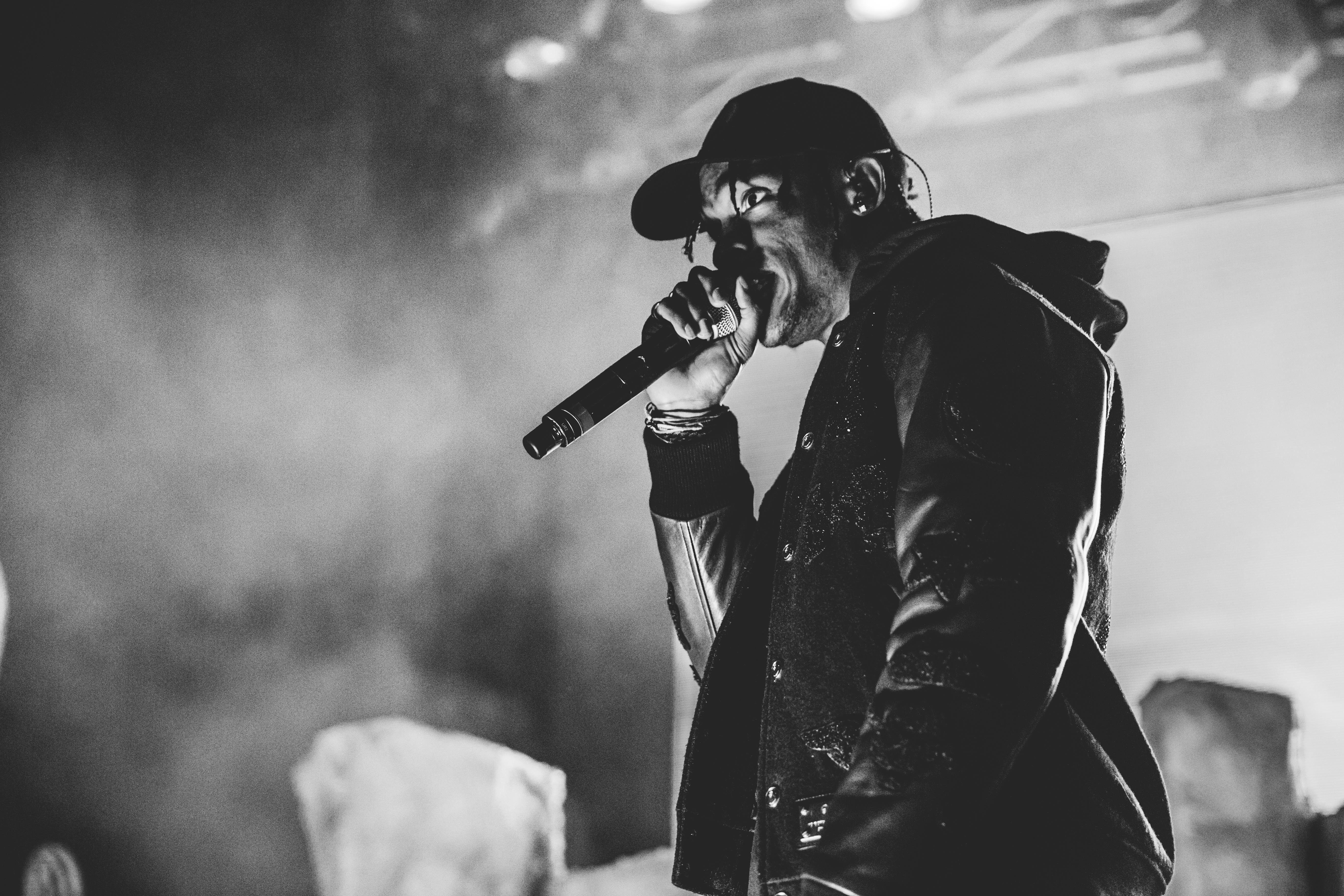 Rapper con microfono, concerto, 5472x3648 UHD, PC 4K
