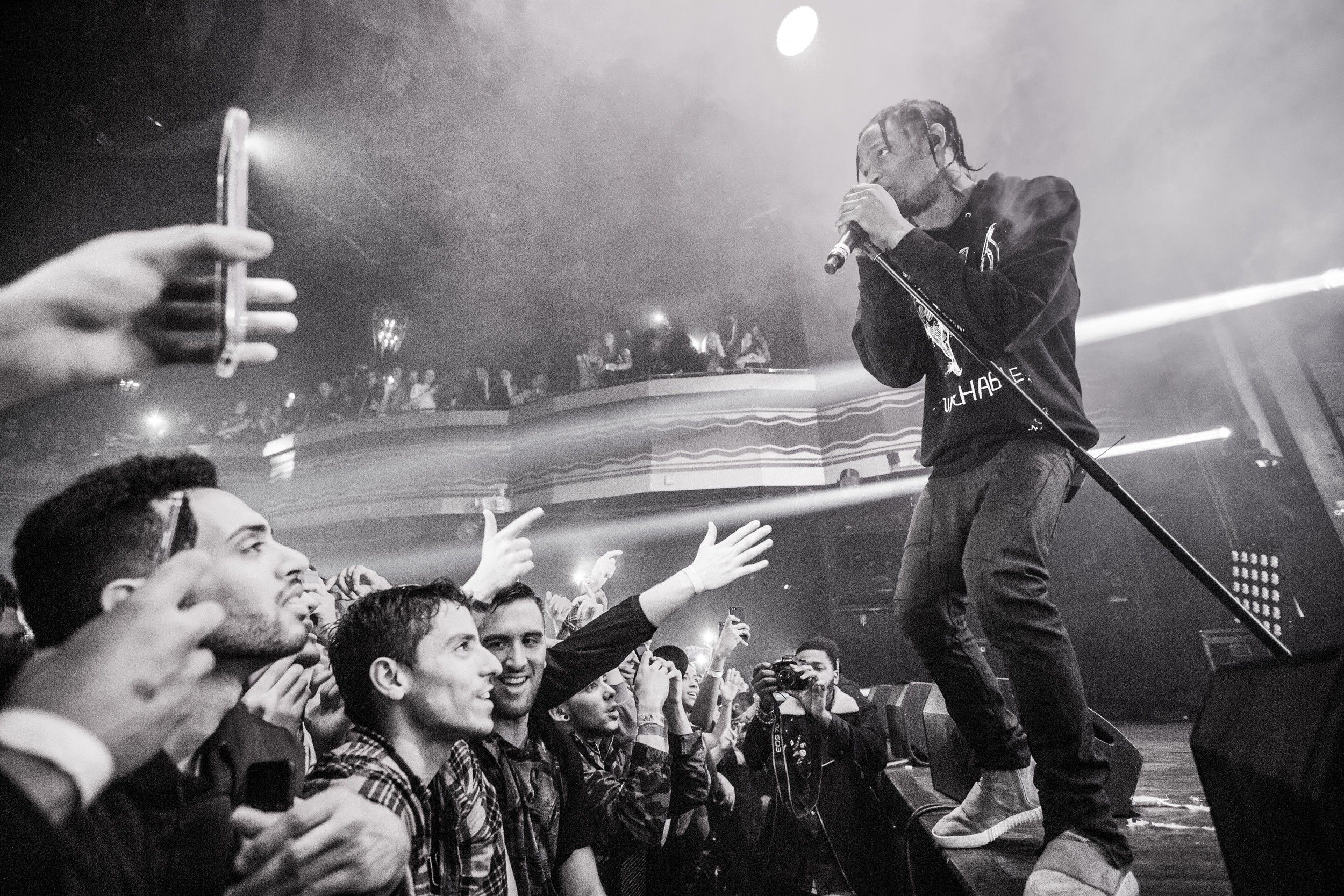 Travis Scott concerto folla bianco/nero, 2500x1667 2K, PC