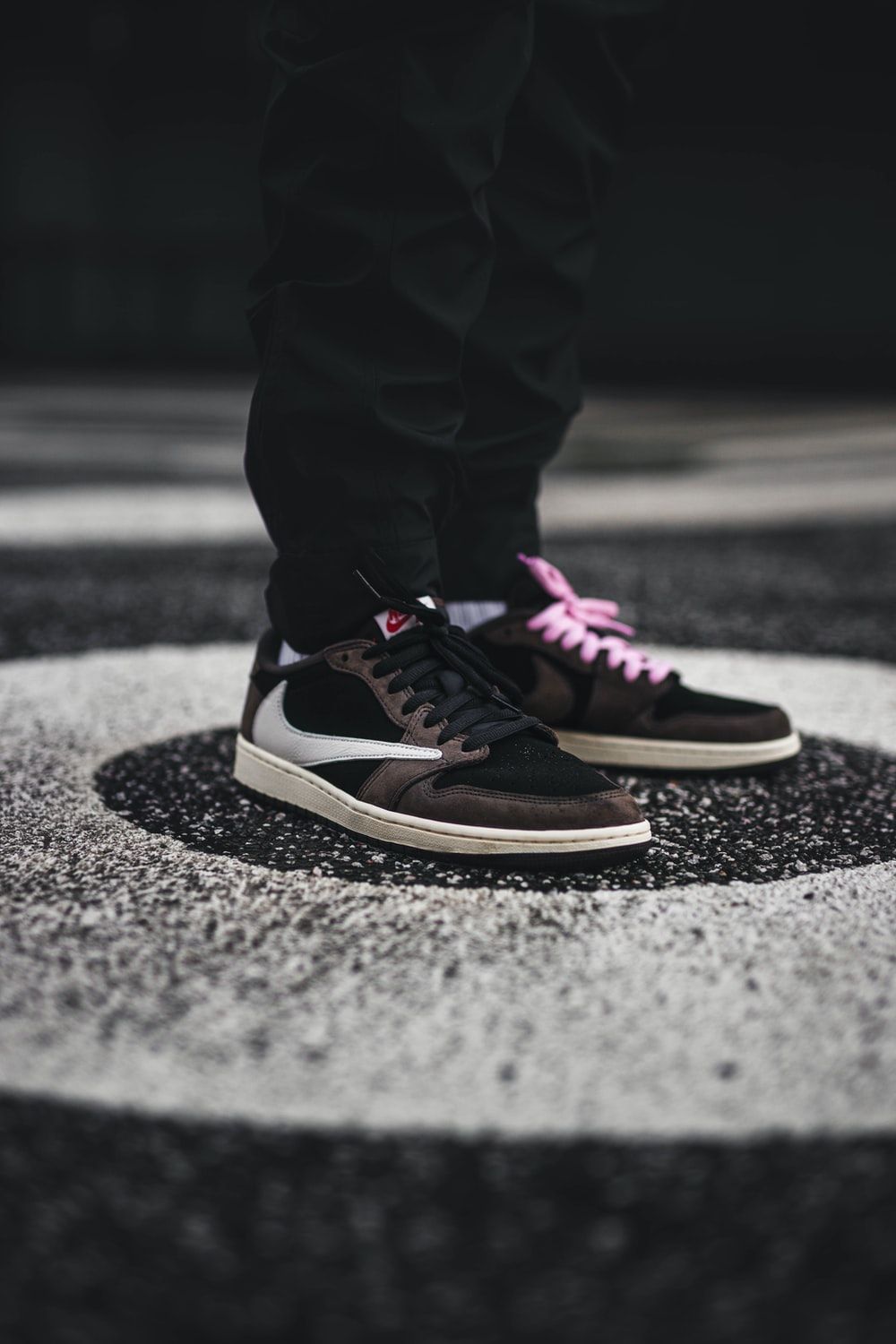 Sneakers marroni su asfalto, 1000x1500 Verticale, Mobile