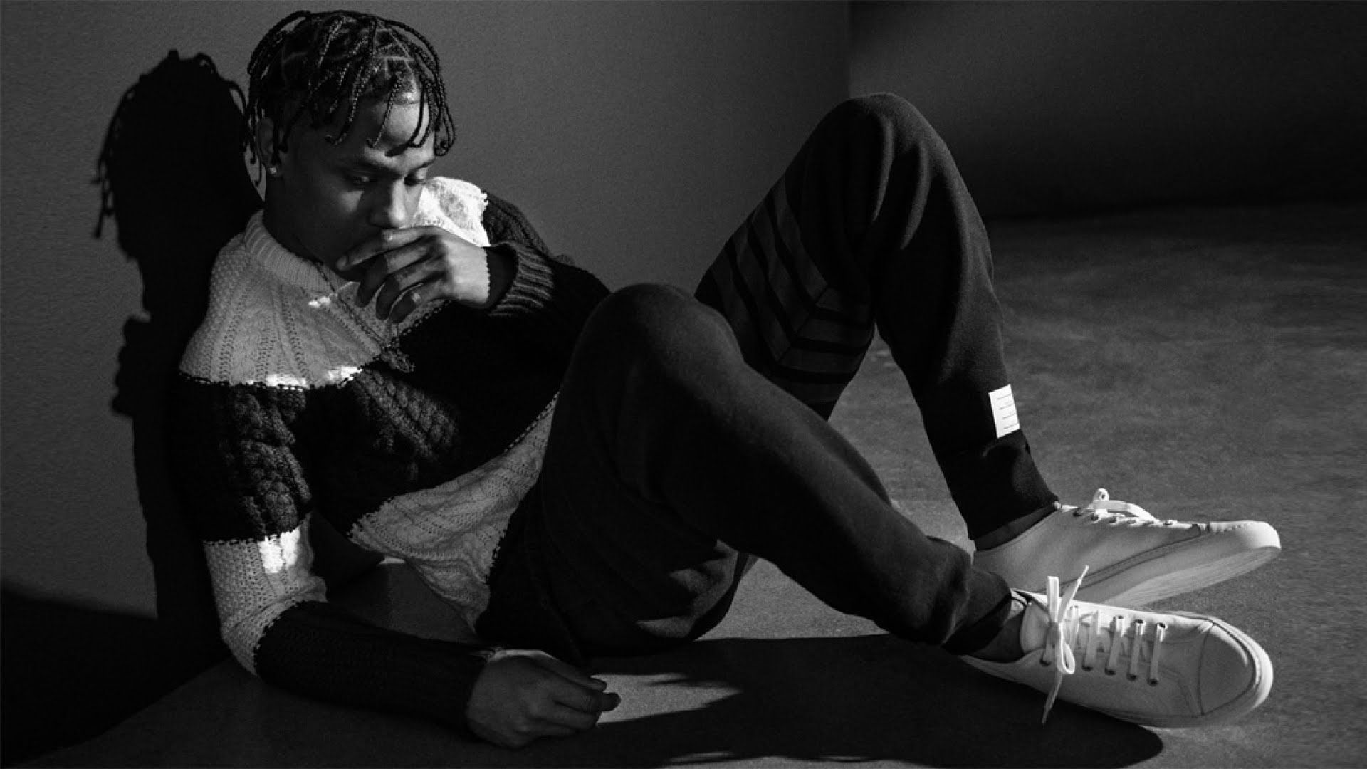 Travis Scott seduto, foto bianco/nero, rapper, 1920x1080 Full HD, Desktop