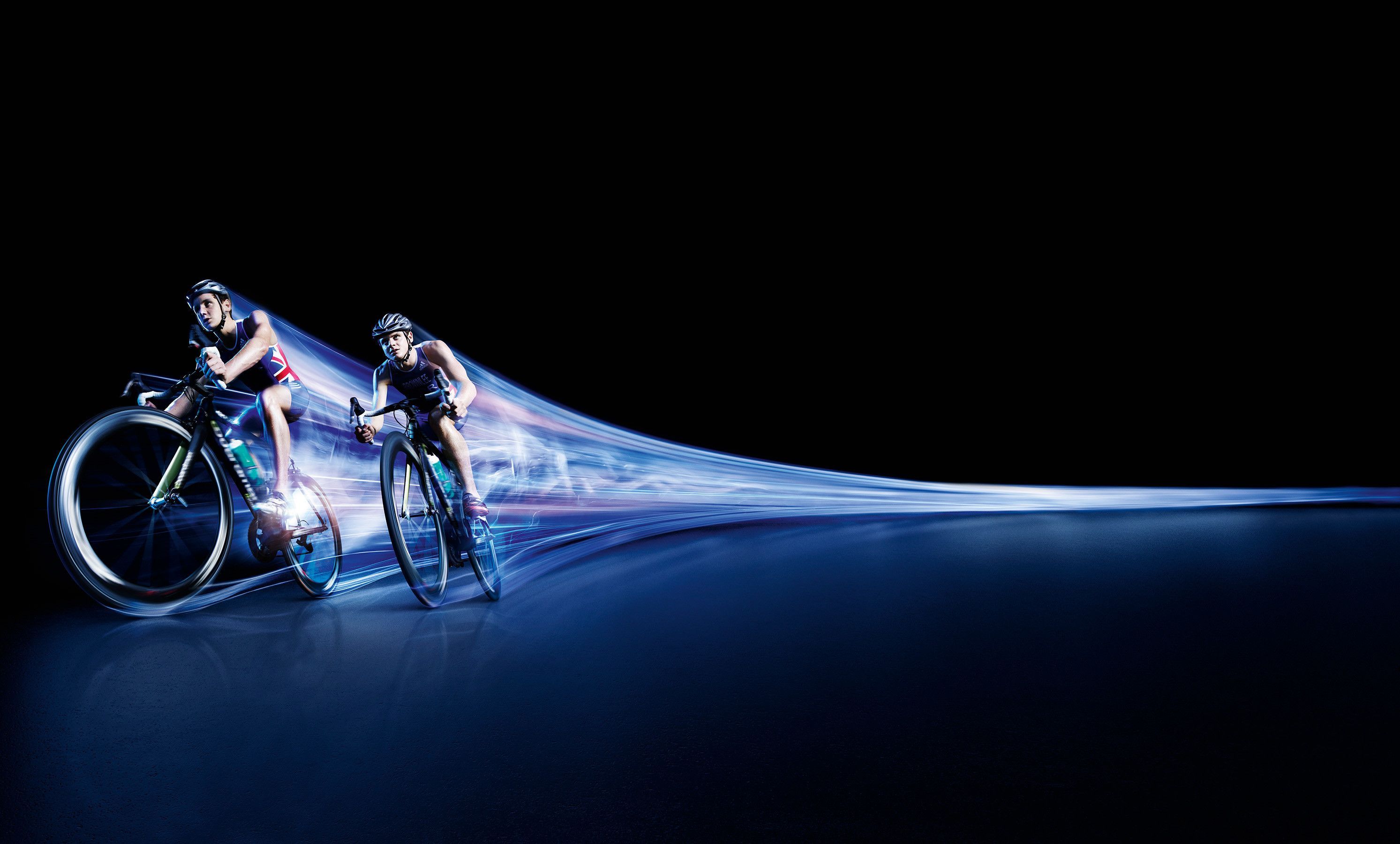 Ciclisti con scie luminose blu, 2986x1800 2K+, Monitor Gaming