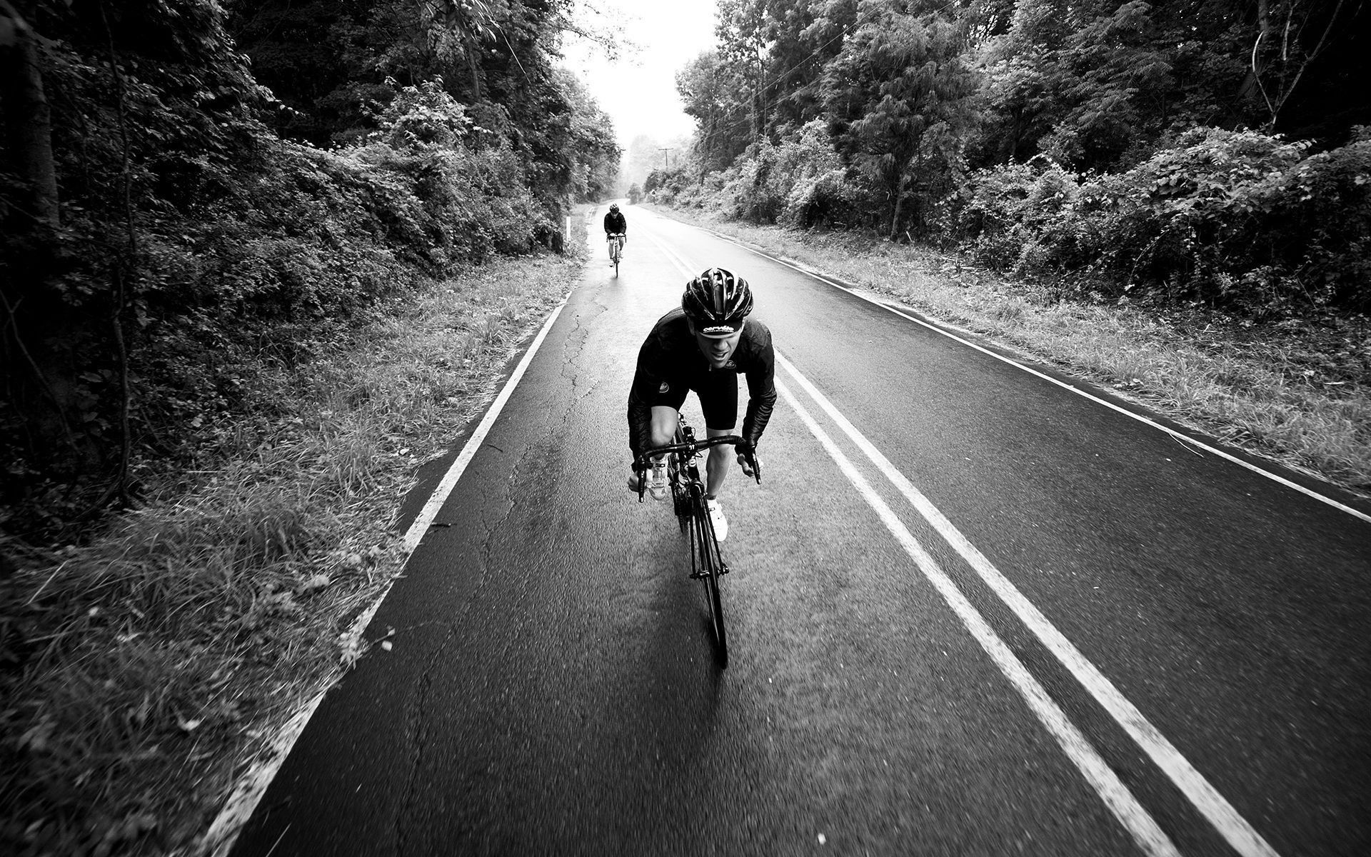 Ciclista su strada bianco e nero, 1920x1200 Full HD+, Laptop