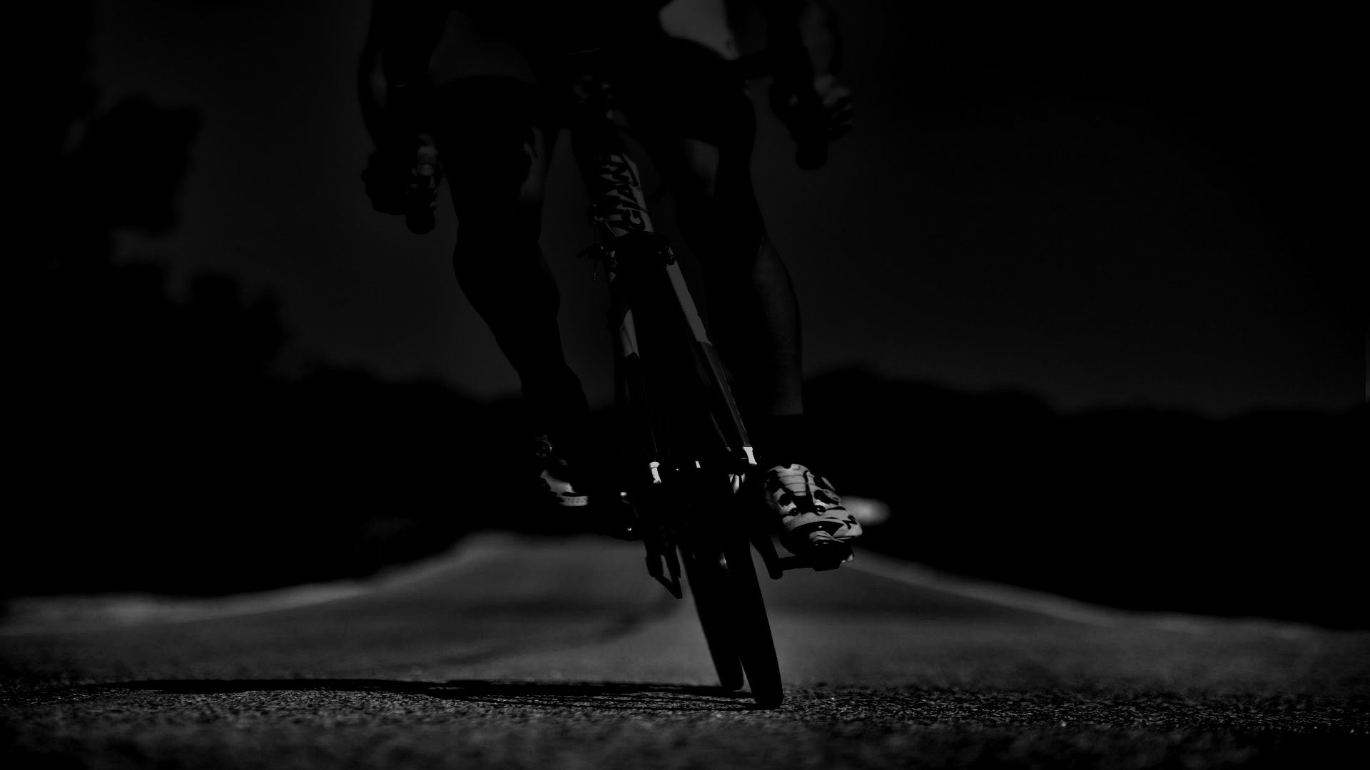 Ciclista su strada costiera bianco e nero, 1920x1200 WUXGA, iMac