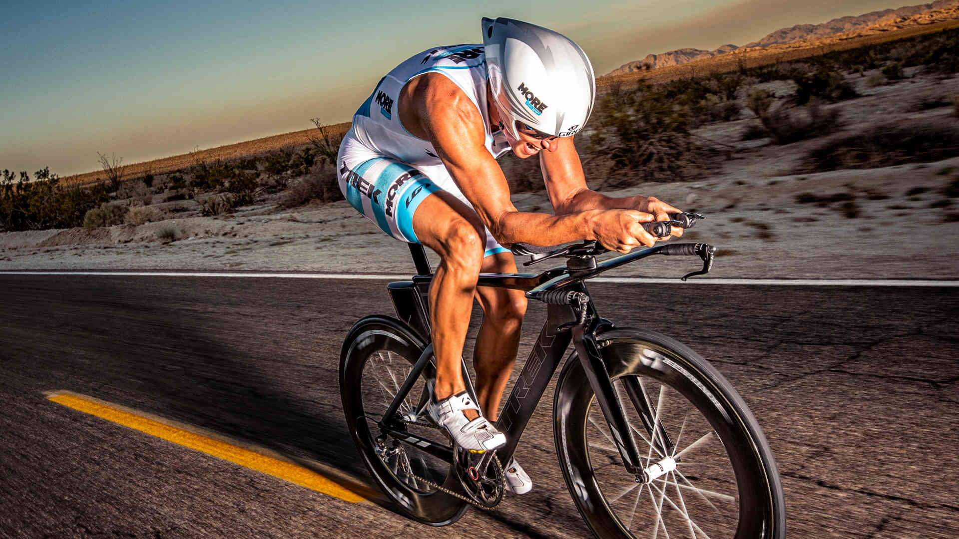 Ciclista triathlon su strada deserta, 1920x1080 Full HD 1080p, Desktop