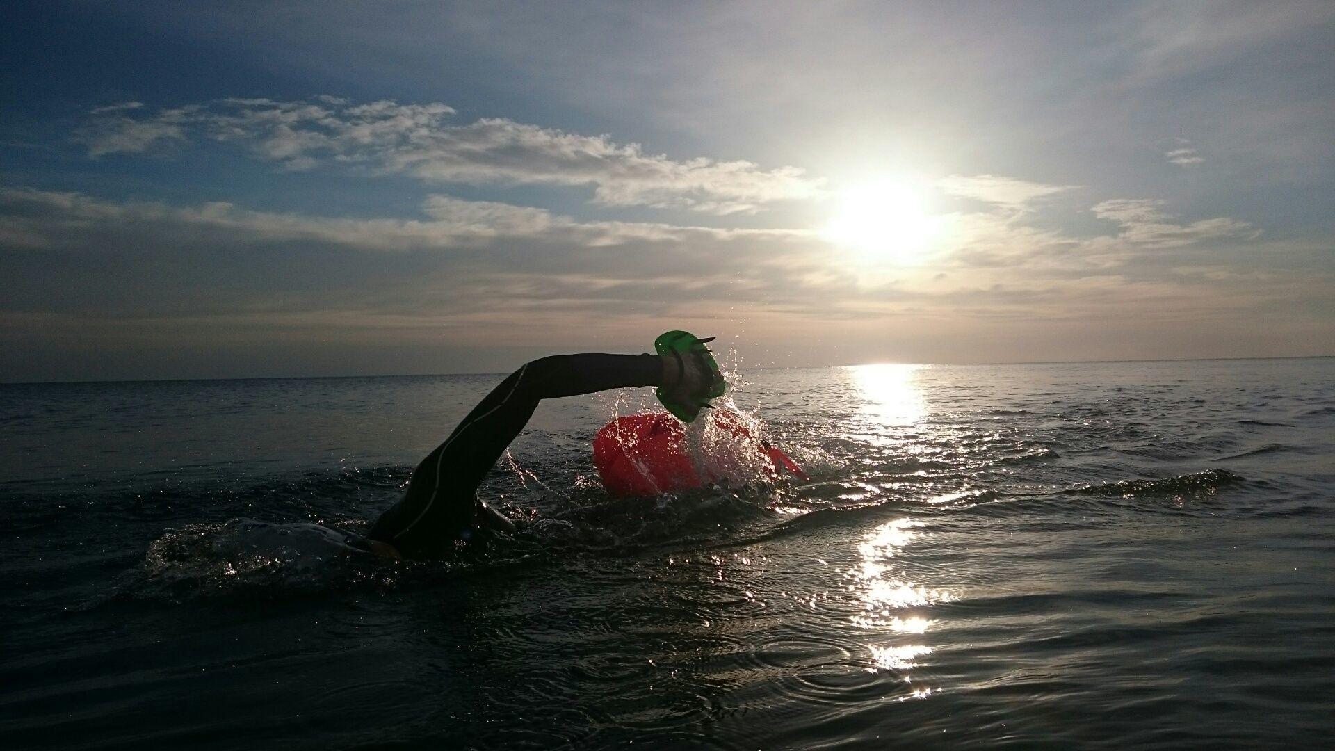 Nuotatore in mare al tramonto, 1920x1080 Full HD, PC