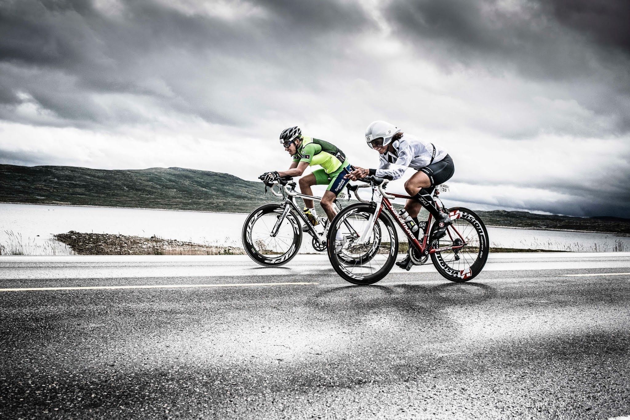 Ciclisti su strada costiera, 2048x1367 Hi-Res, Desktop