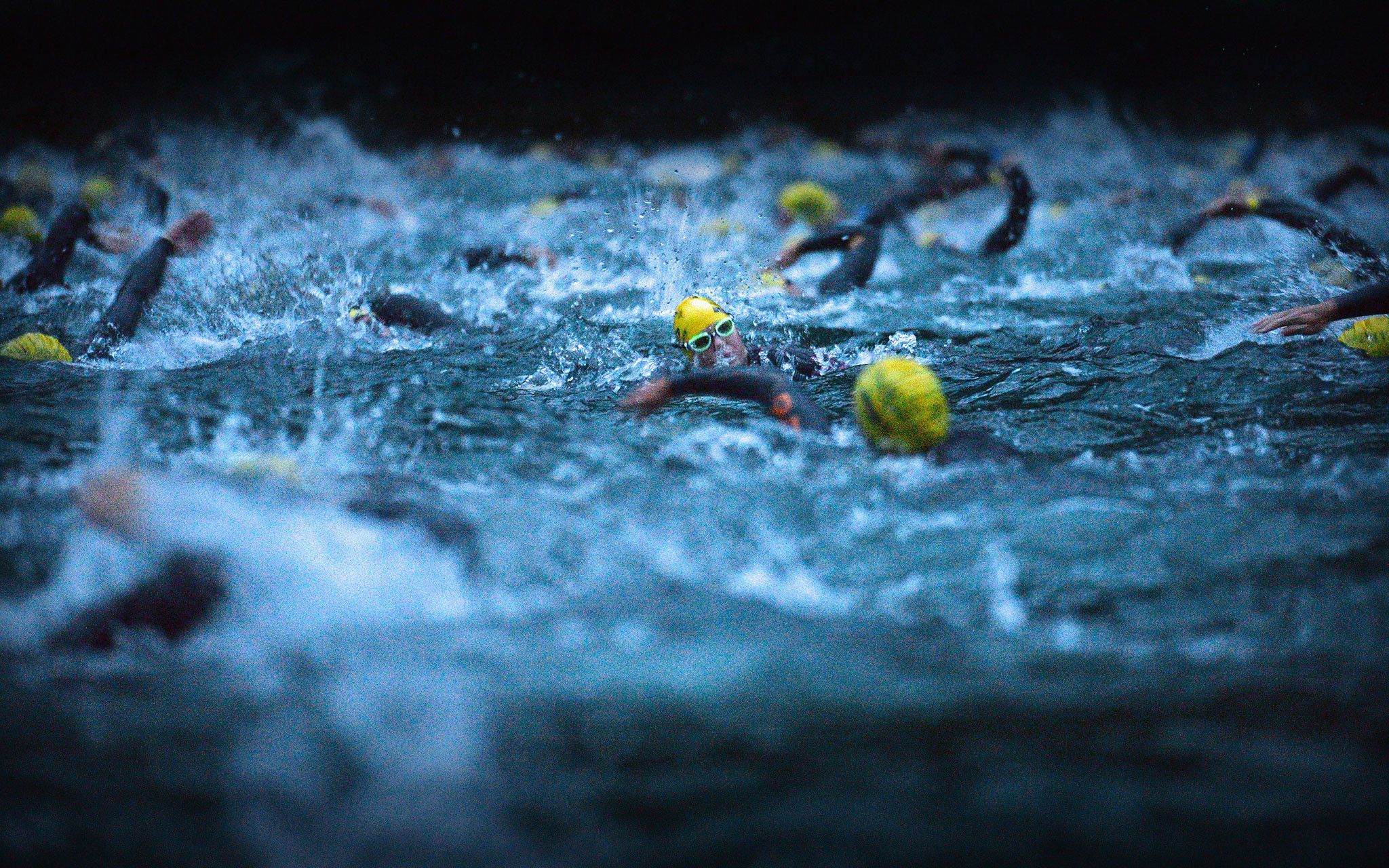 Nuotatori triathlon in acqua, 2048x1280 alta risoluzione, Desktop
