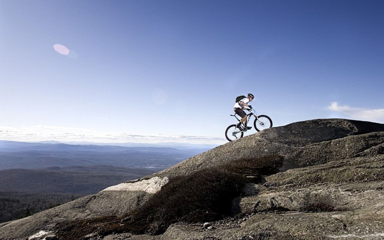 Ciclista su cresta rocciosa, 1280x800 720p, Lenovo Legion