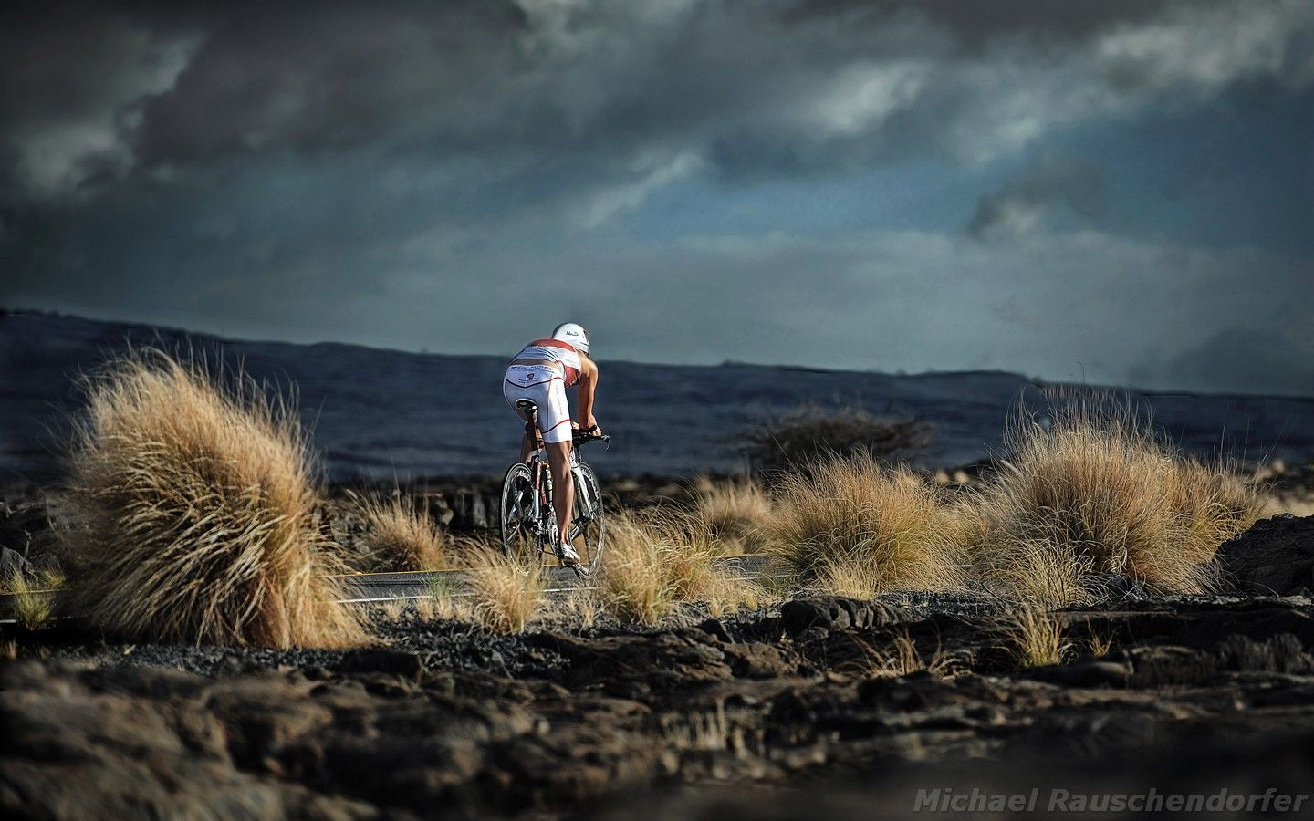 Ciclista solitario su sentiero desertico, 1440x900 HD, MacBook Air