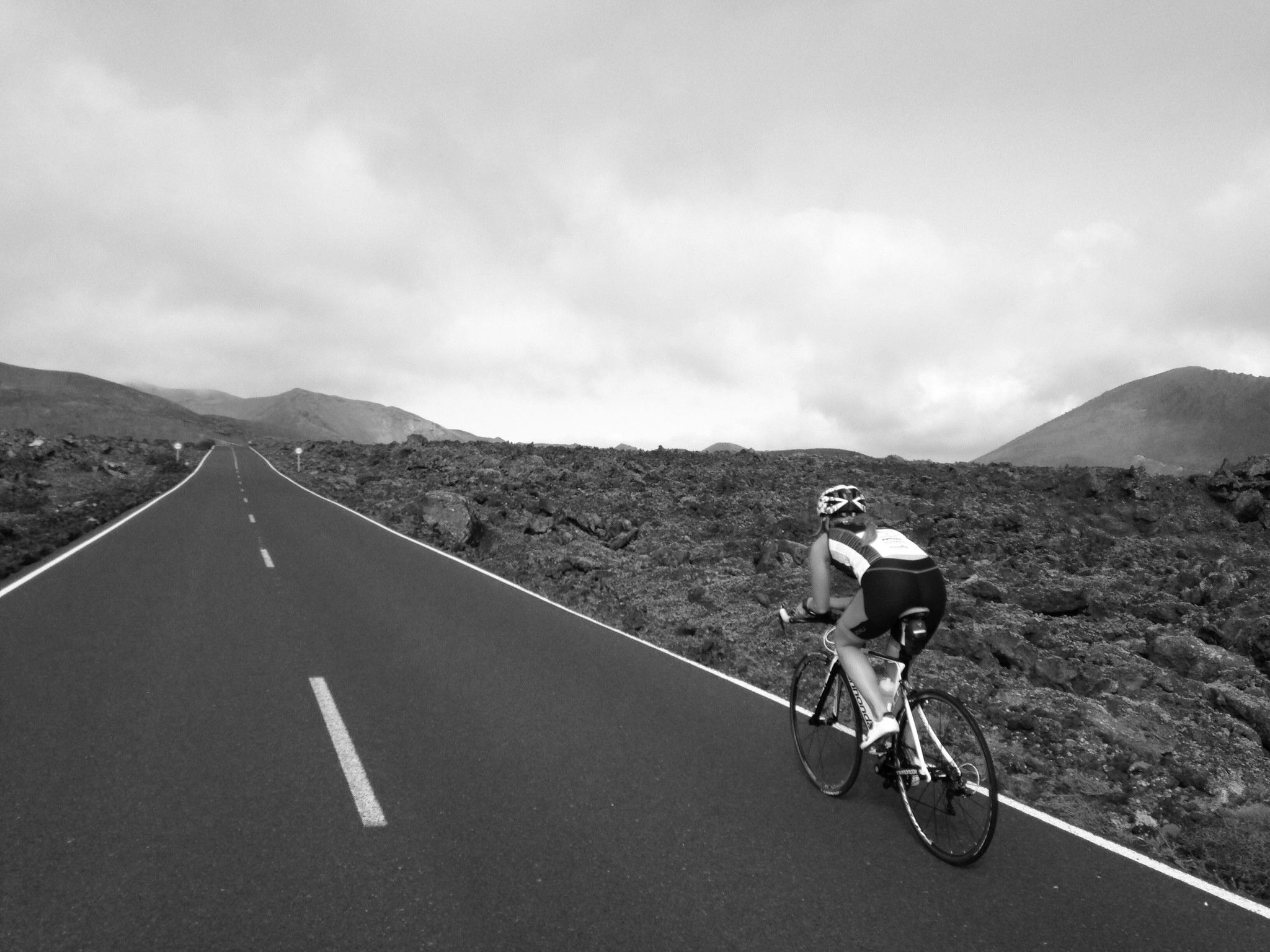 Ciclista strada bianco nero, 2048x1536 Hi-Res, PC