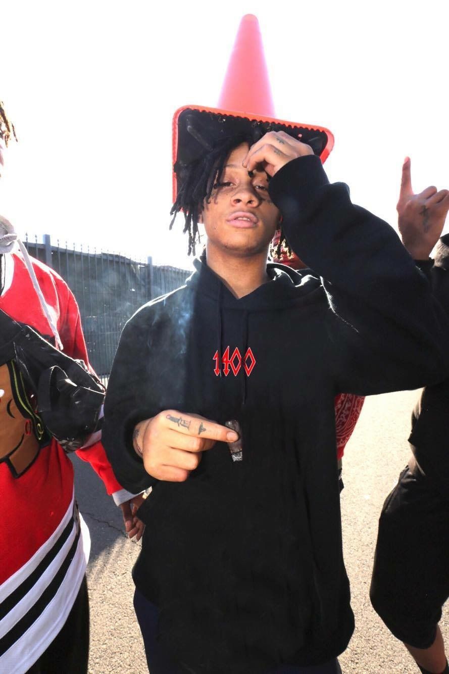 Trippie Redd con cono stradale, 889x1334 Verticale, Mobile