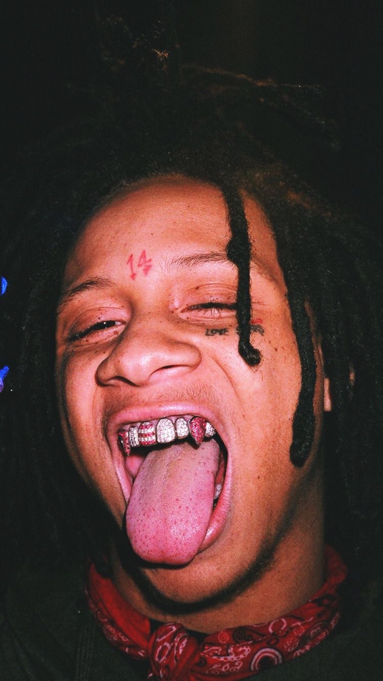Rapper con microfono, sfondo rosso, 623x1280 Verticale, iPhone Pro