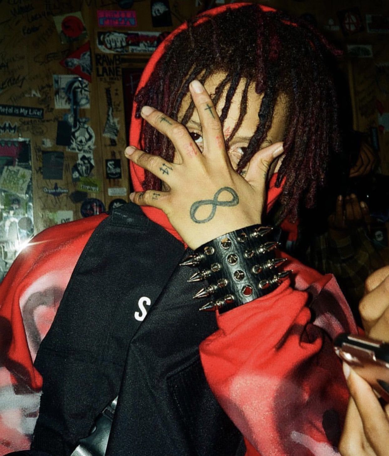 Rapper con maschera Gucci e dreadlocks, italiana, 1024x1280 Full HD Verticale, iPhone Pro