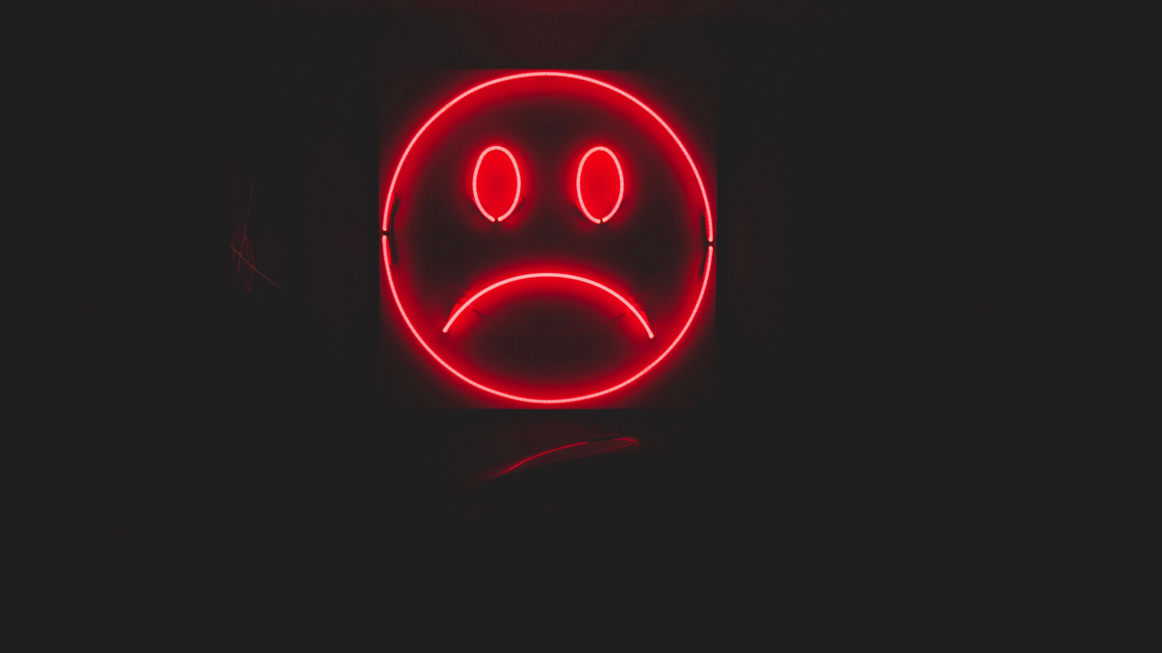 Faccina triste neon rossa, 3840x2160 Ultra HD, 4K TV