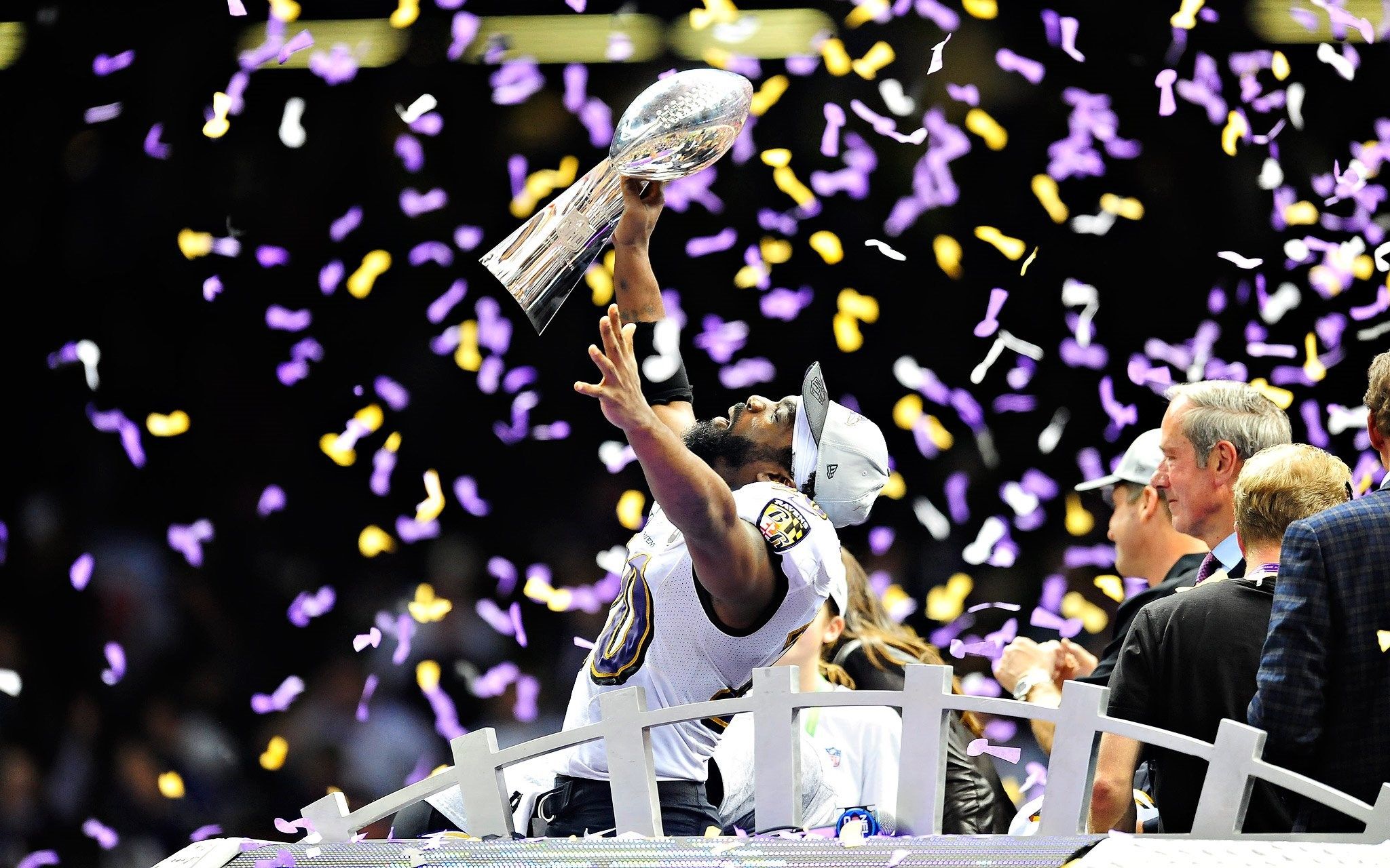 Giocatore solleva trofeo Super Bowl, NFL, 2048x1280 alta risoluzione, Desktop