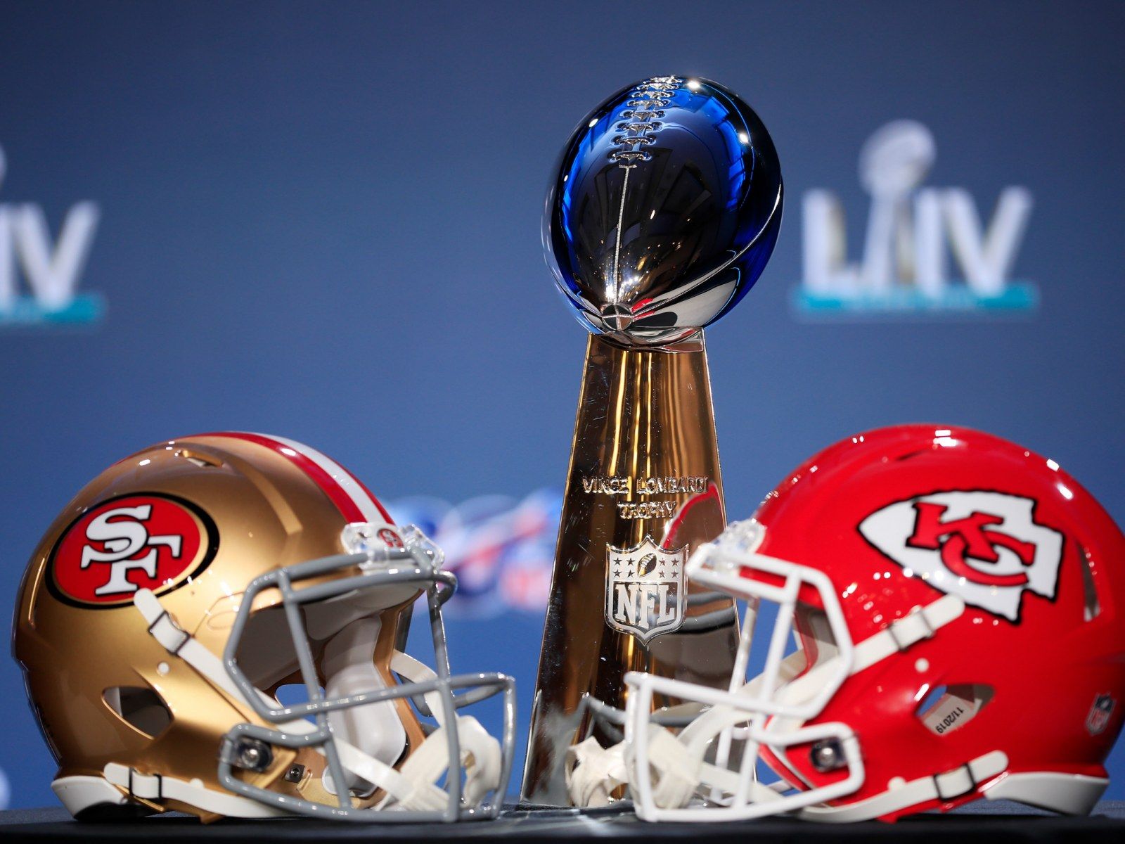 Trofeo Super Bowl con caschi NFL, football americano, 1600x1200 900p, Desktop