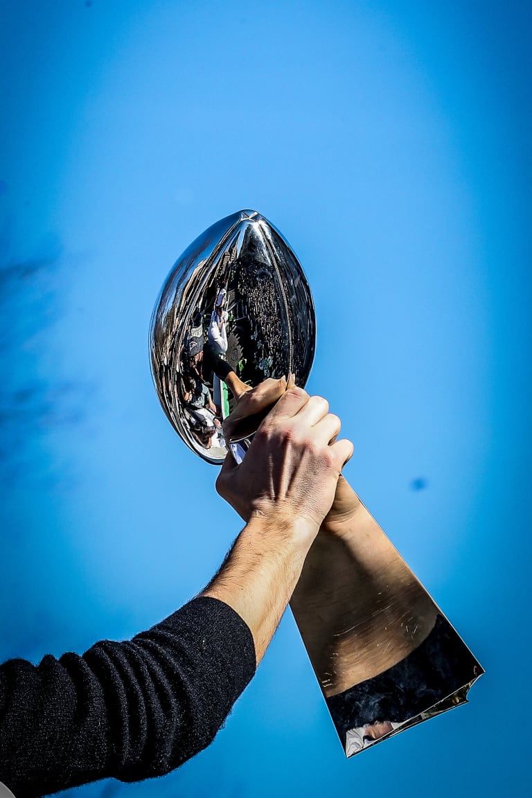 Trofeo Vince Lombardi sollevato, 768x1152 Verticale, POCO
